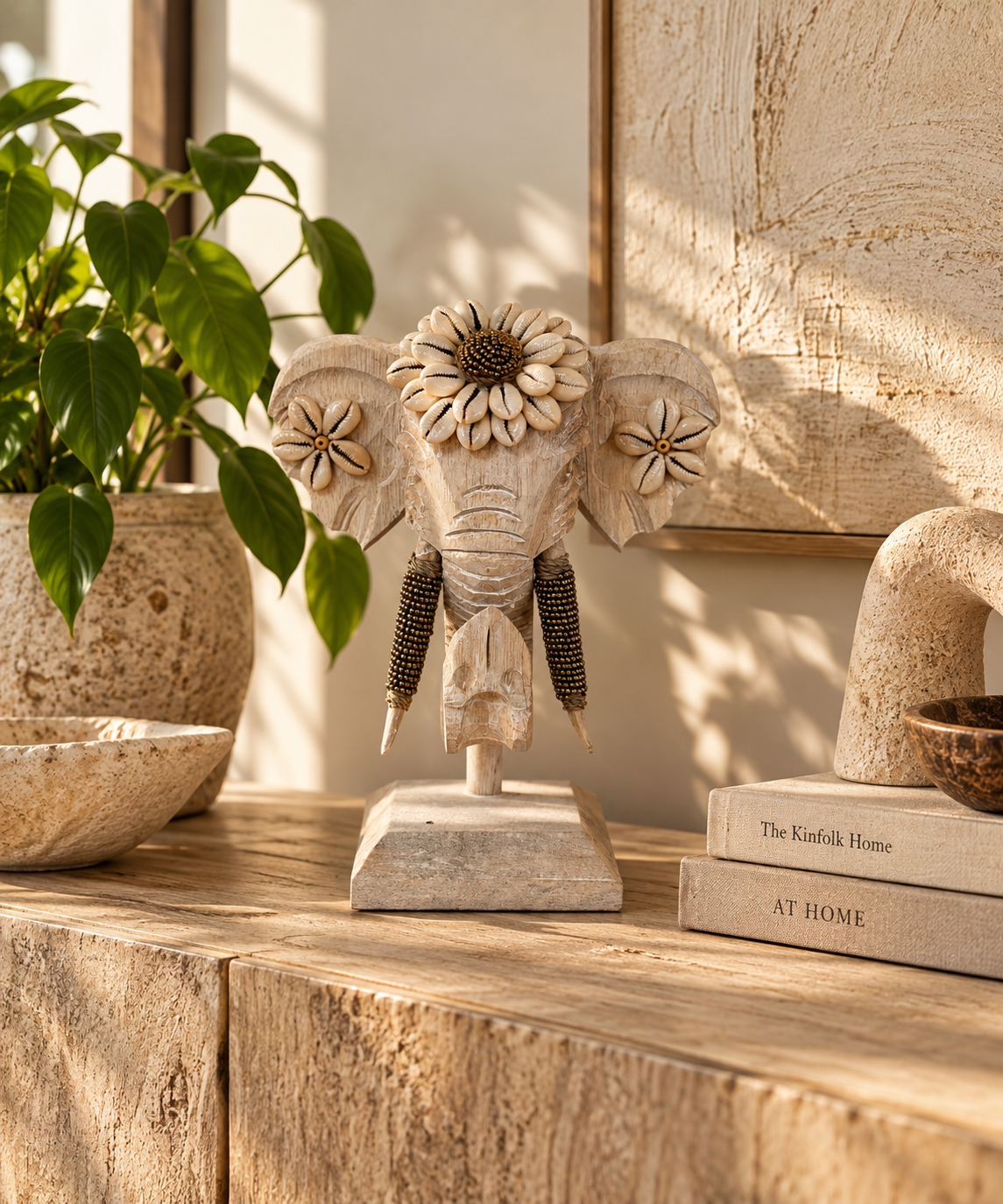 Tête d'éléphant décorative en bois et coquillage