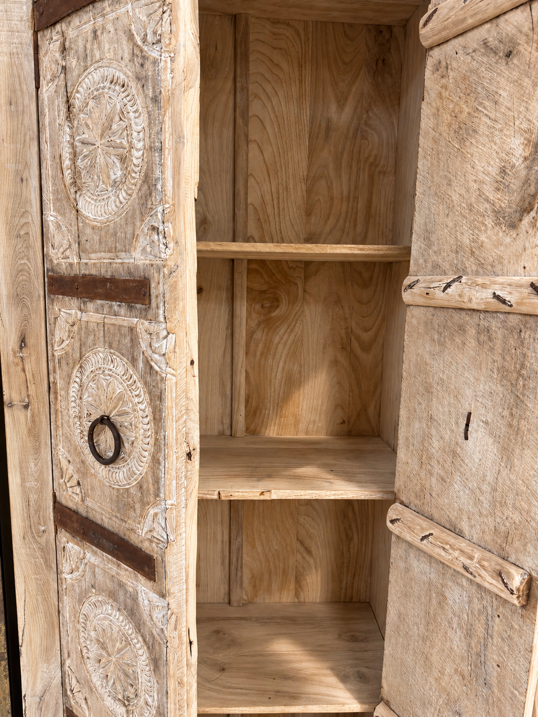 Armoire indienne ancienne en bois sculpté