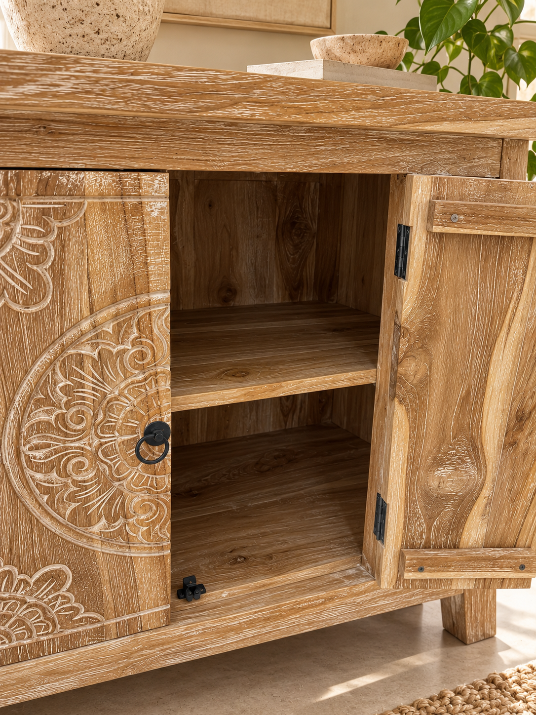Buffet balinais en bois sculpté