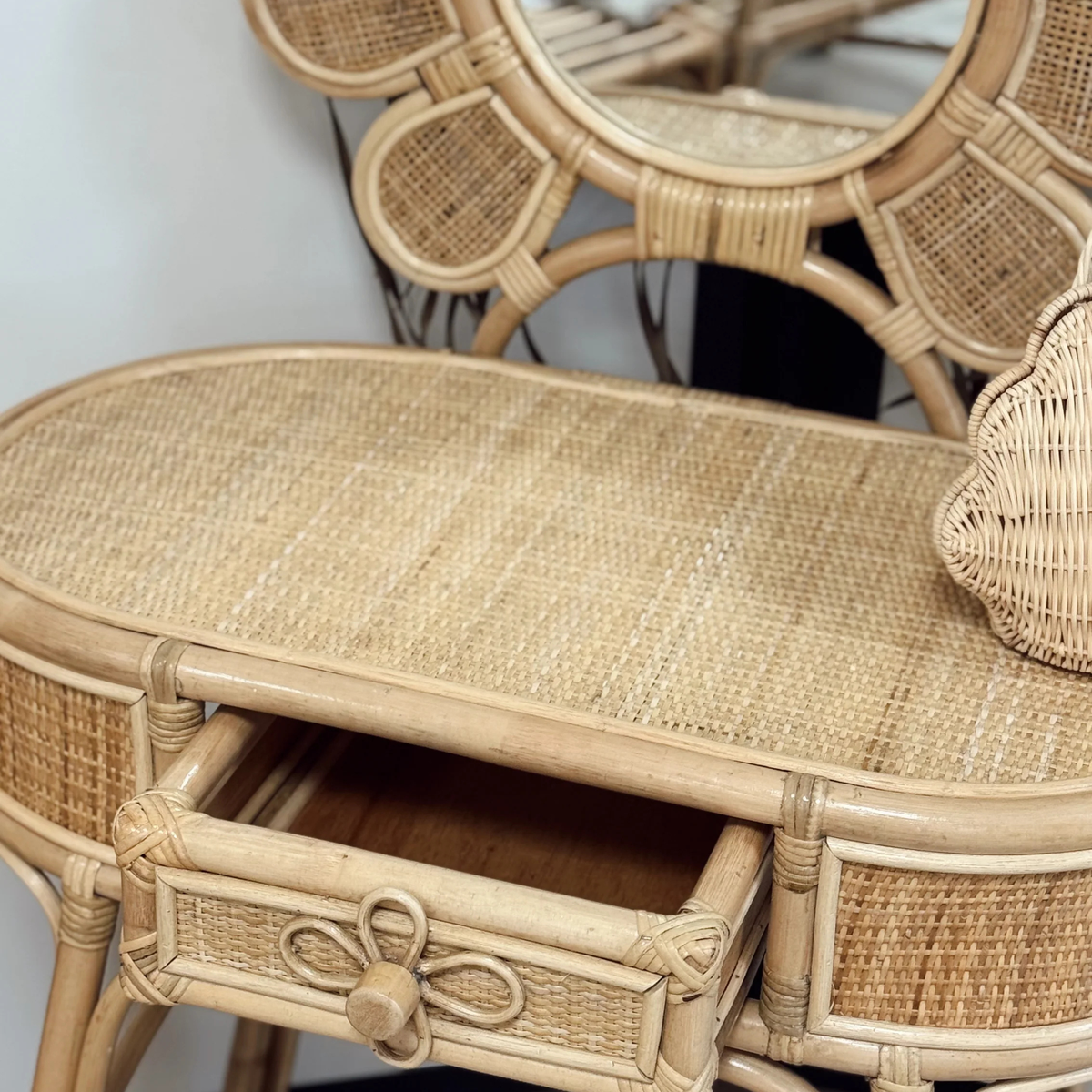 Précommande Ensemble coiffeuse et tabouret en rotin Luna