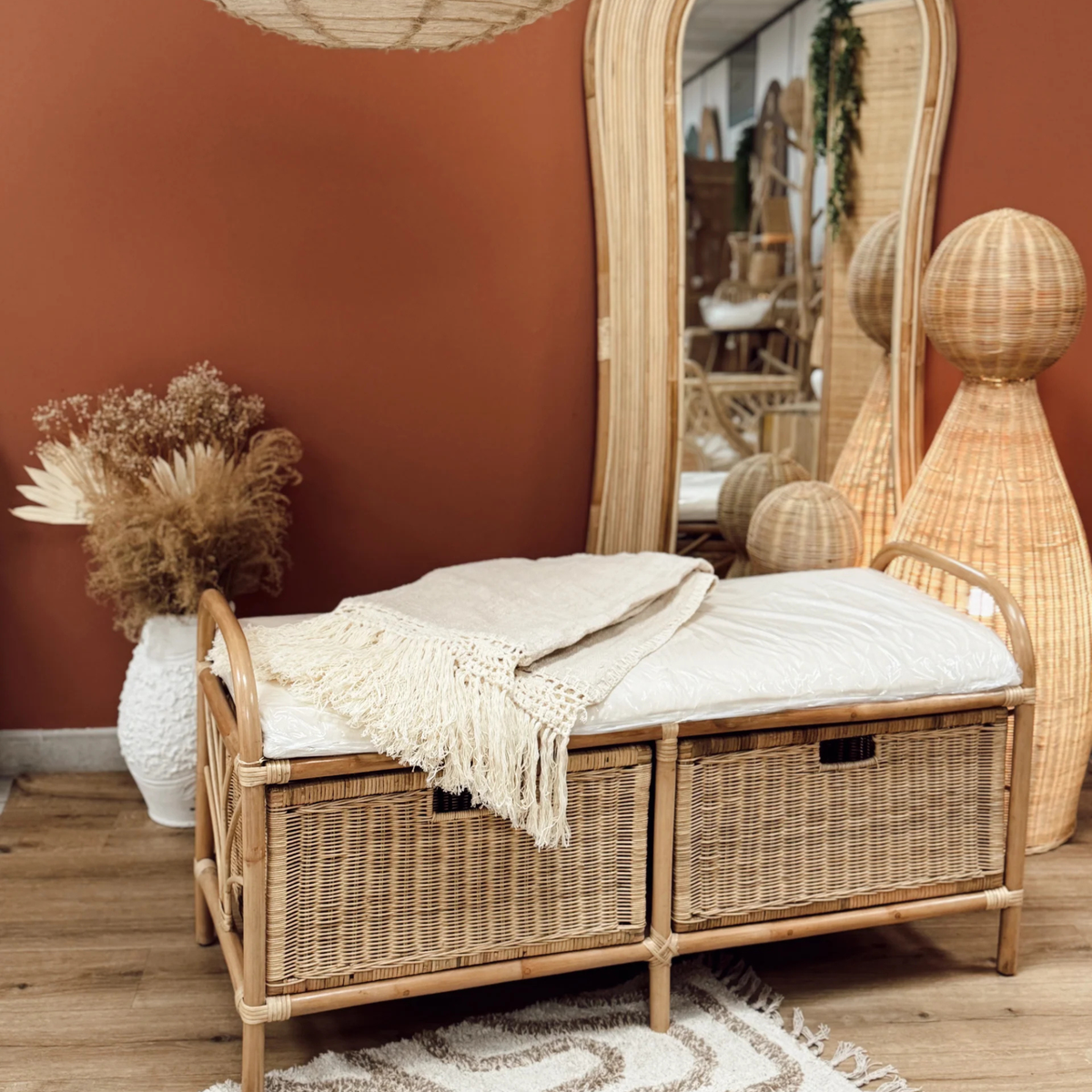 Banc en rotin avec tiroirs et coussin