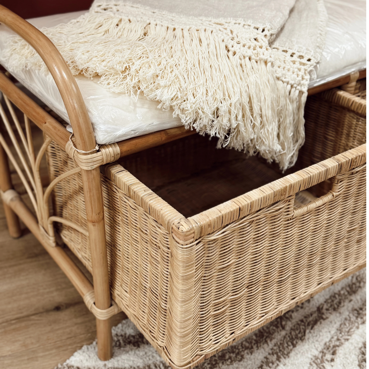 Banc en rotin avec tiroirs et coussin