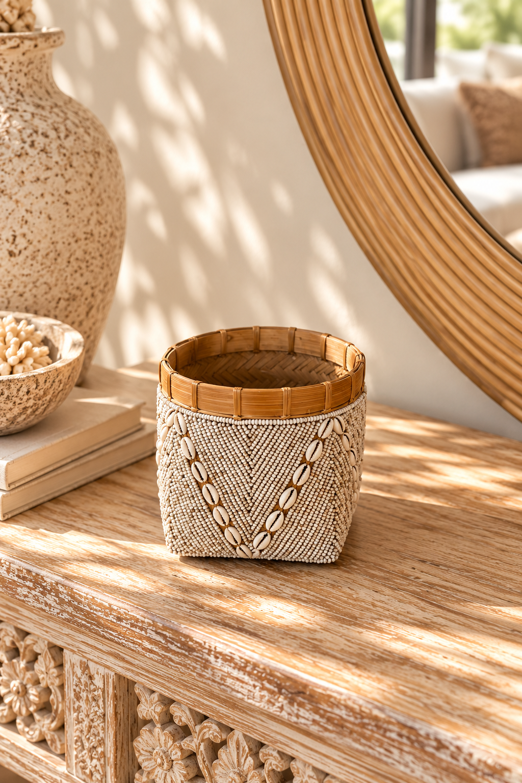 Panière décorative en perles et coquillages cauris