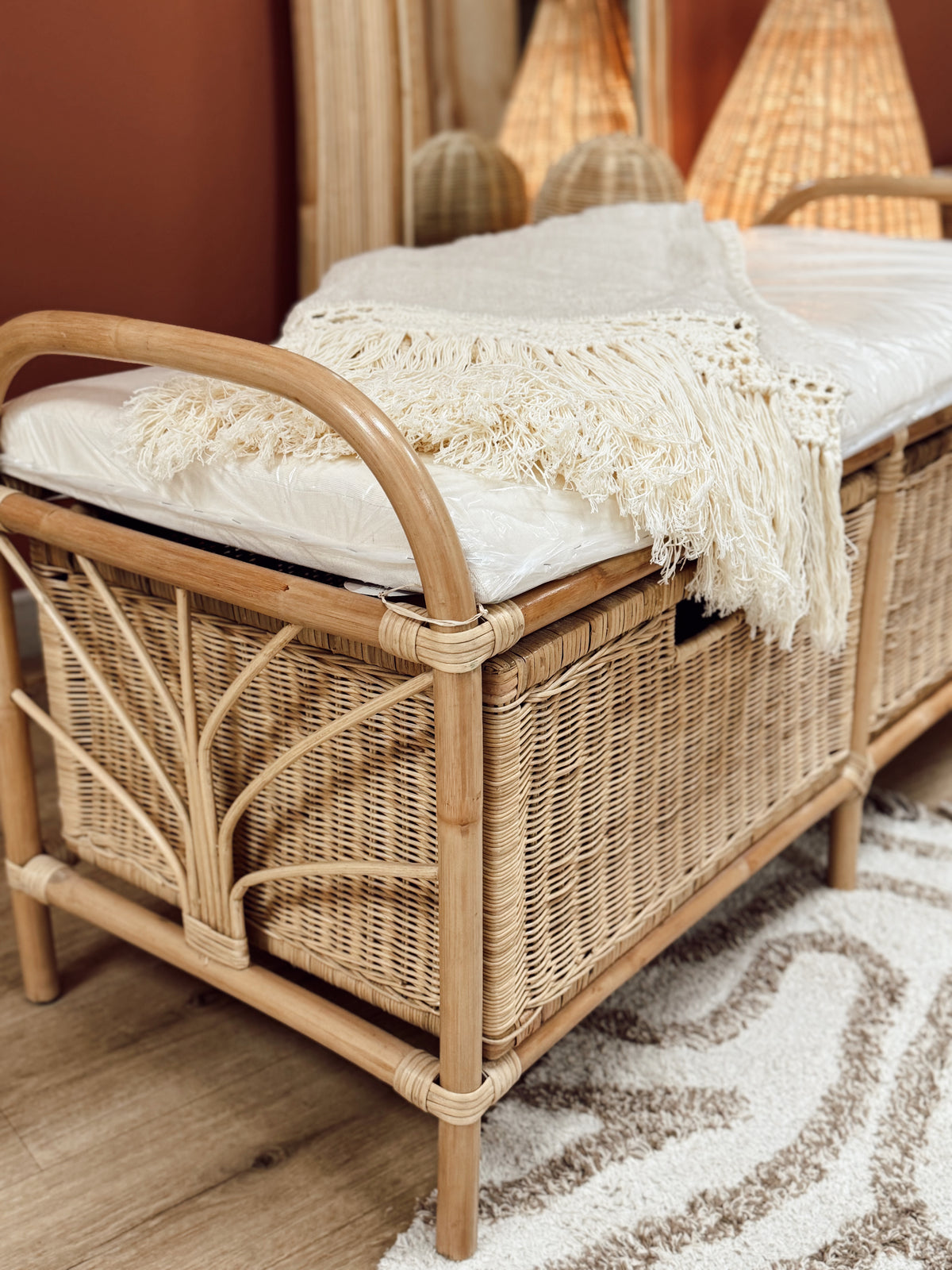 Banc en rotin avec tiroirs et coussin
