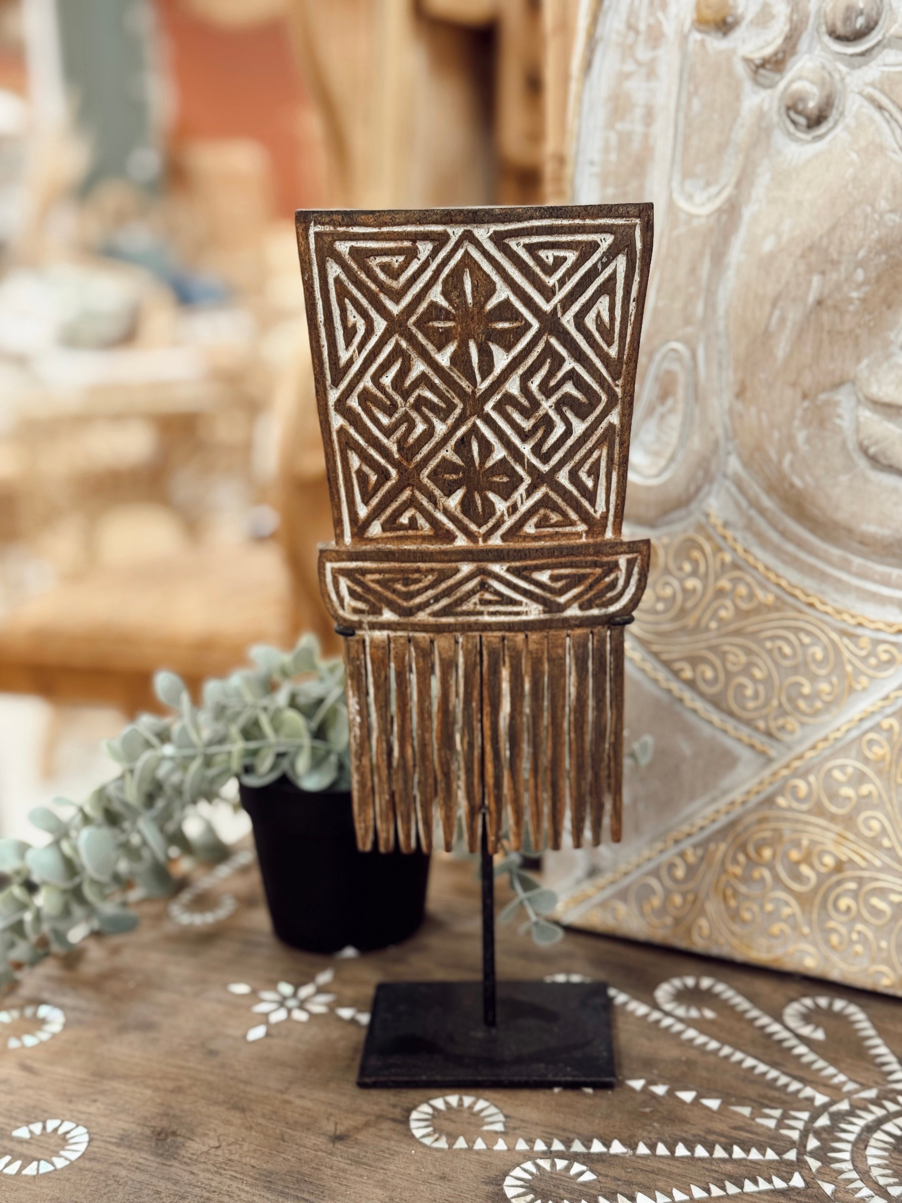 Peigne de cérémonie Papoua  – Sculpture tribale en bois sur socle