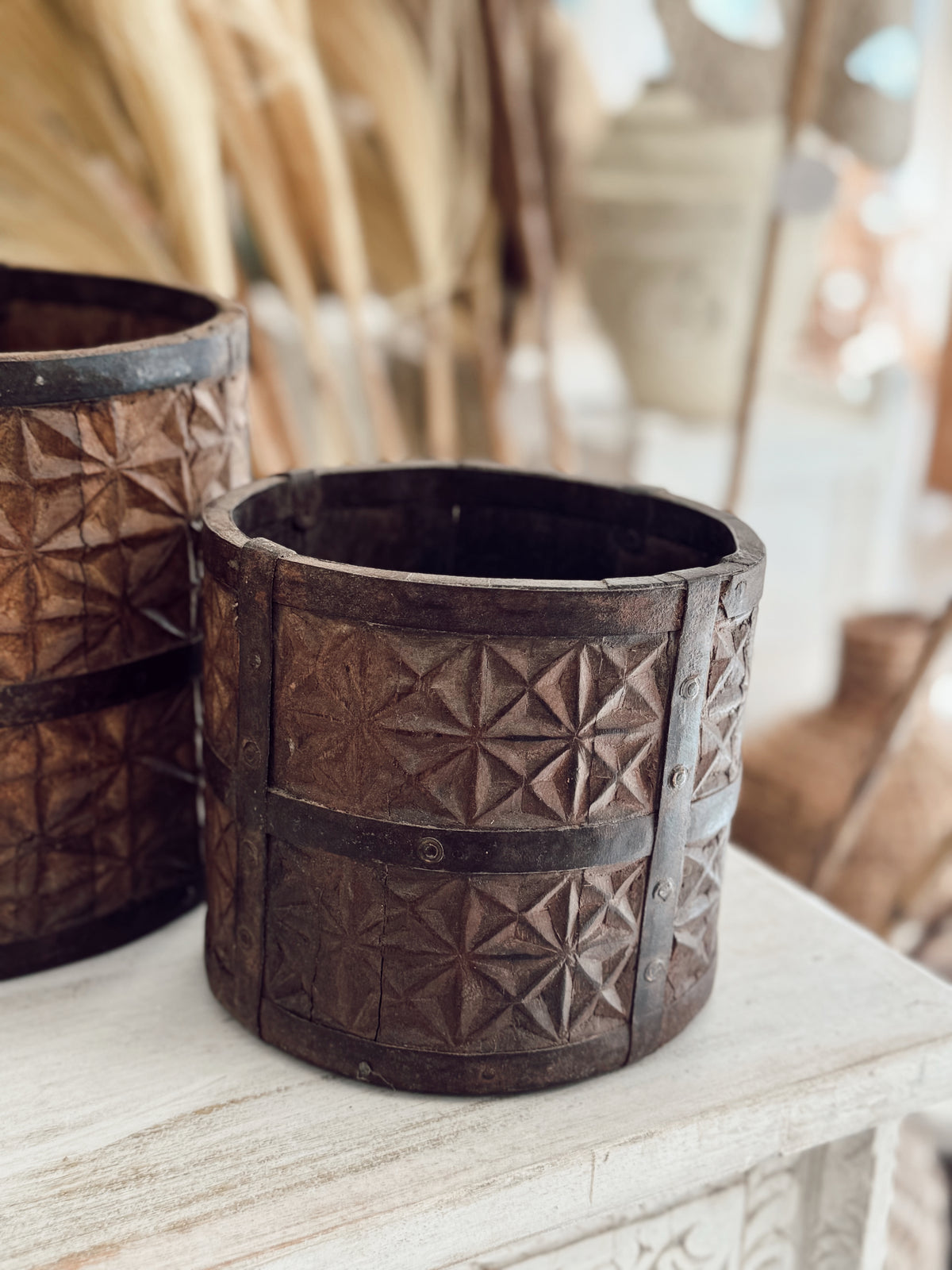 Pots anciens en bois sculpté