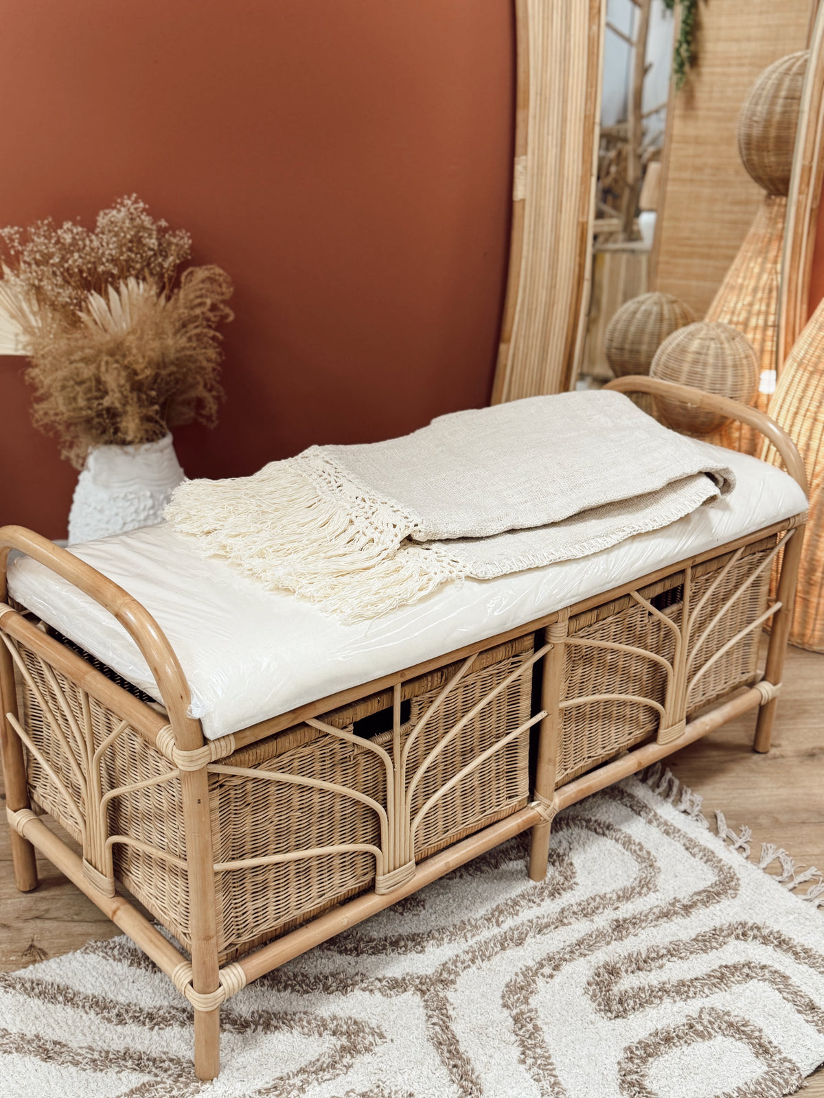 Banc en rotin avec tiroirs et coussin
