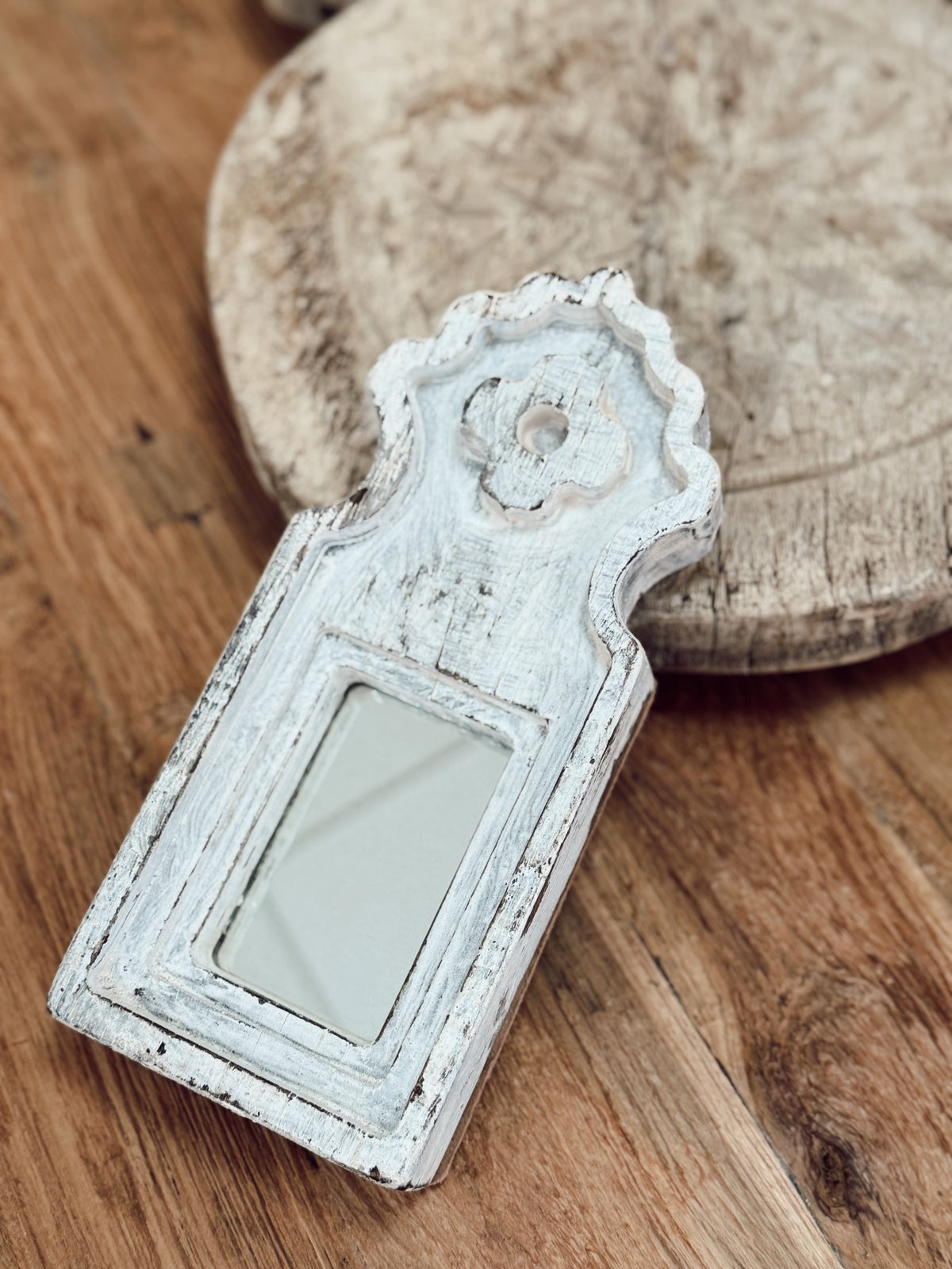 Miroir ancien en bois sculpté blanchi