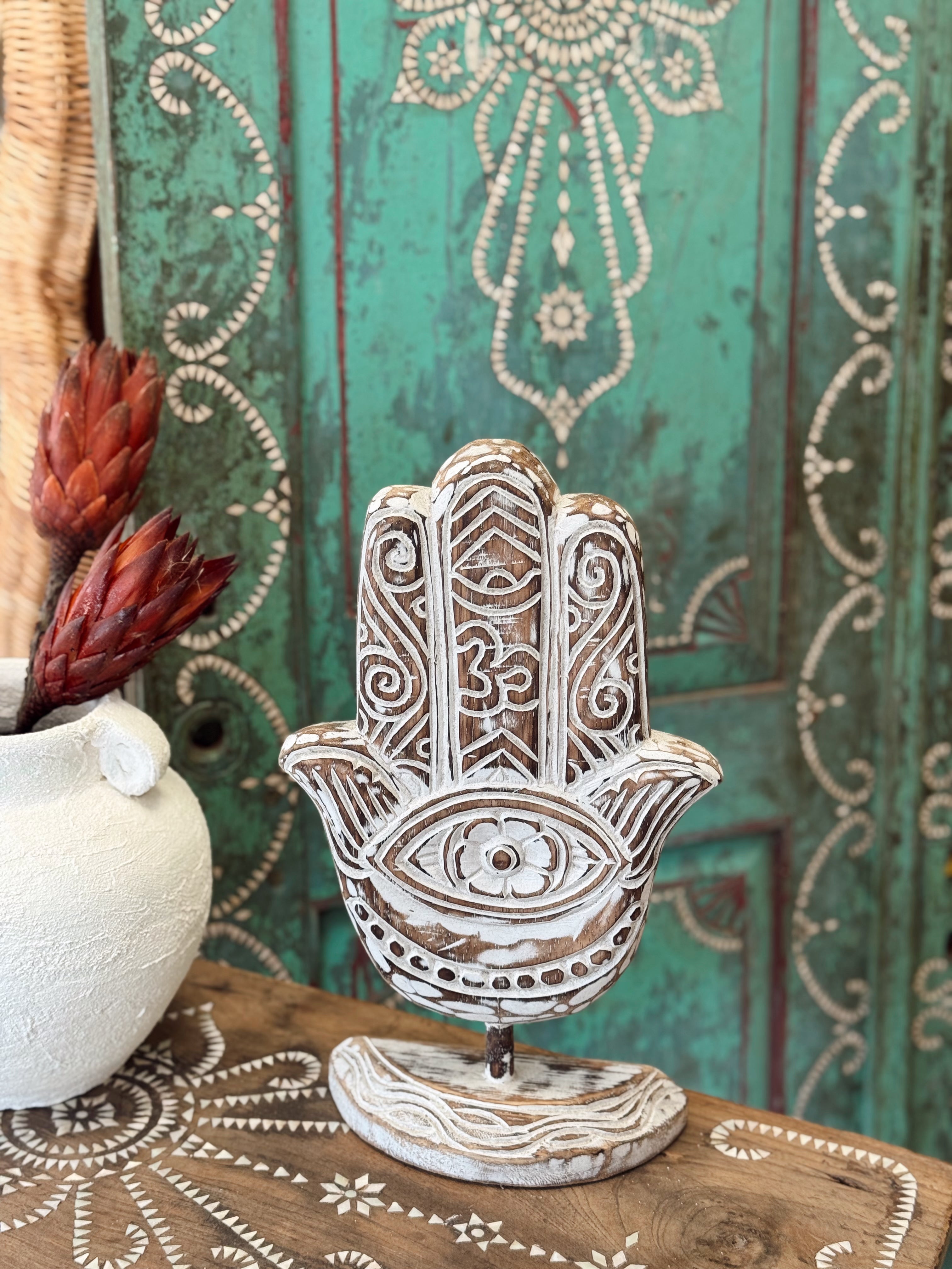 Main de protection en bois sur socle