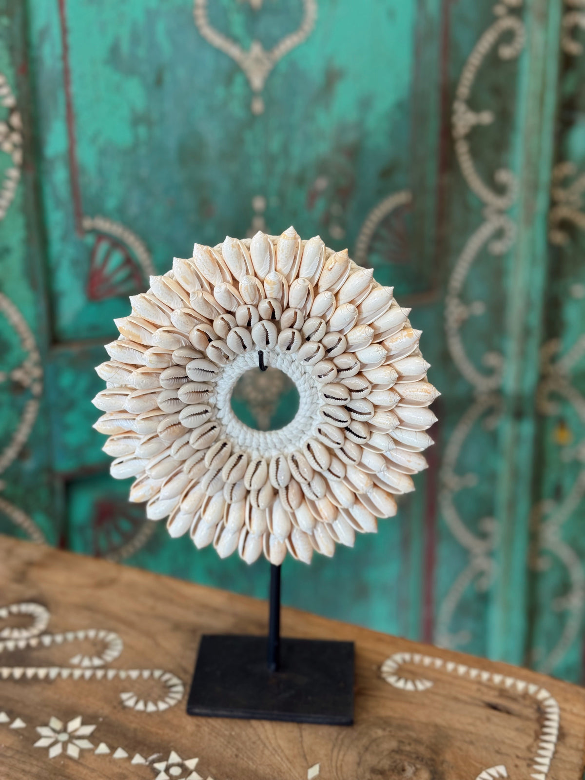 Décoration sur socle - Couronne en coquillages