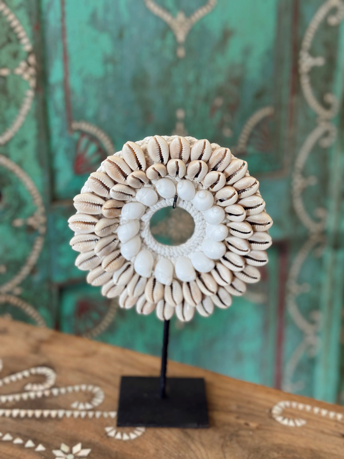 Décoration sur socle - Couronne en coquillages