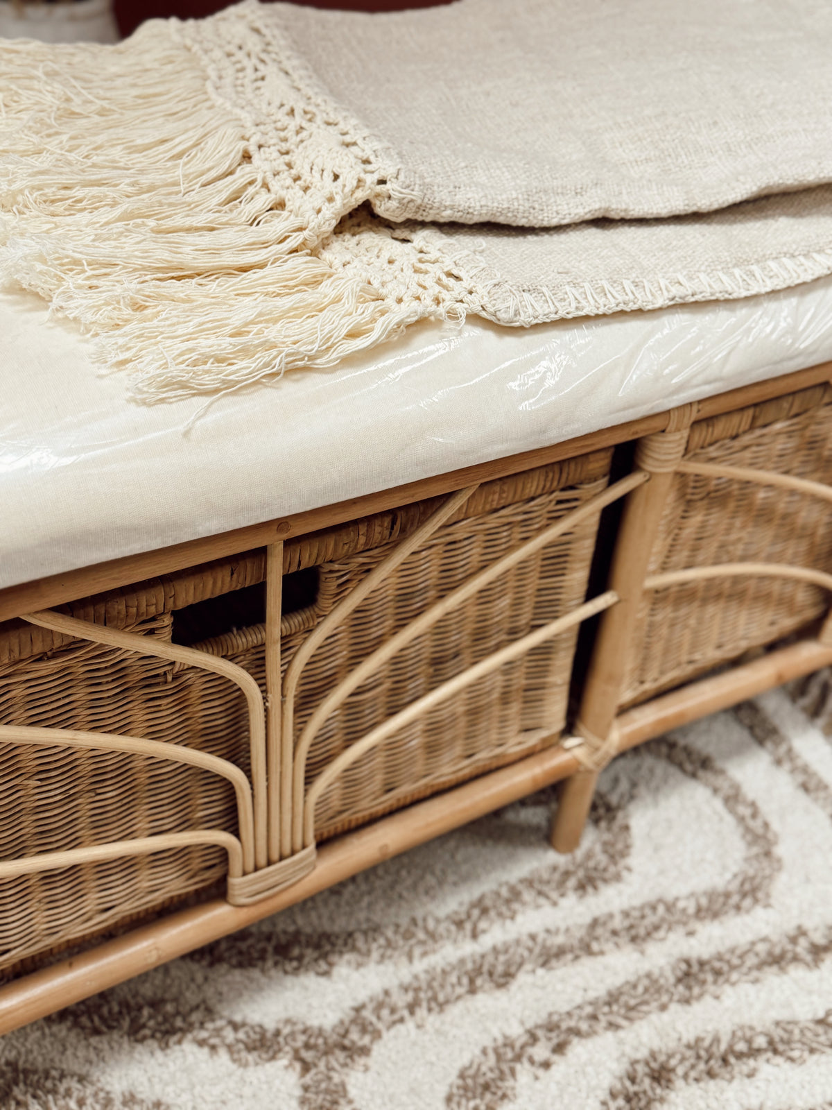 Banc en rotin avec tiroirs et coussin