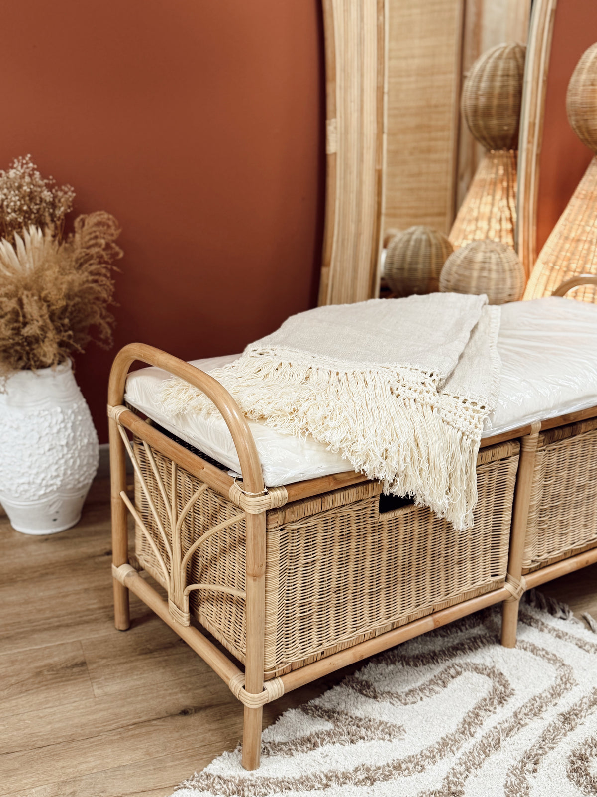 Banc en rotin avec tiroirs et coussin
