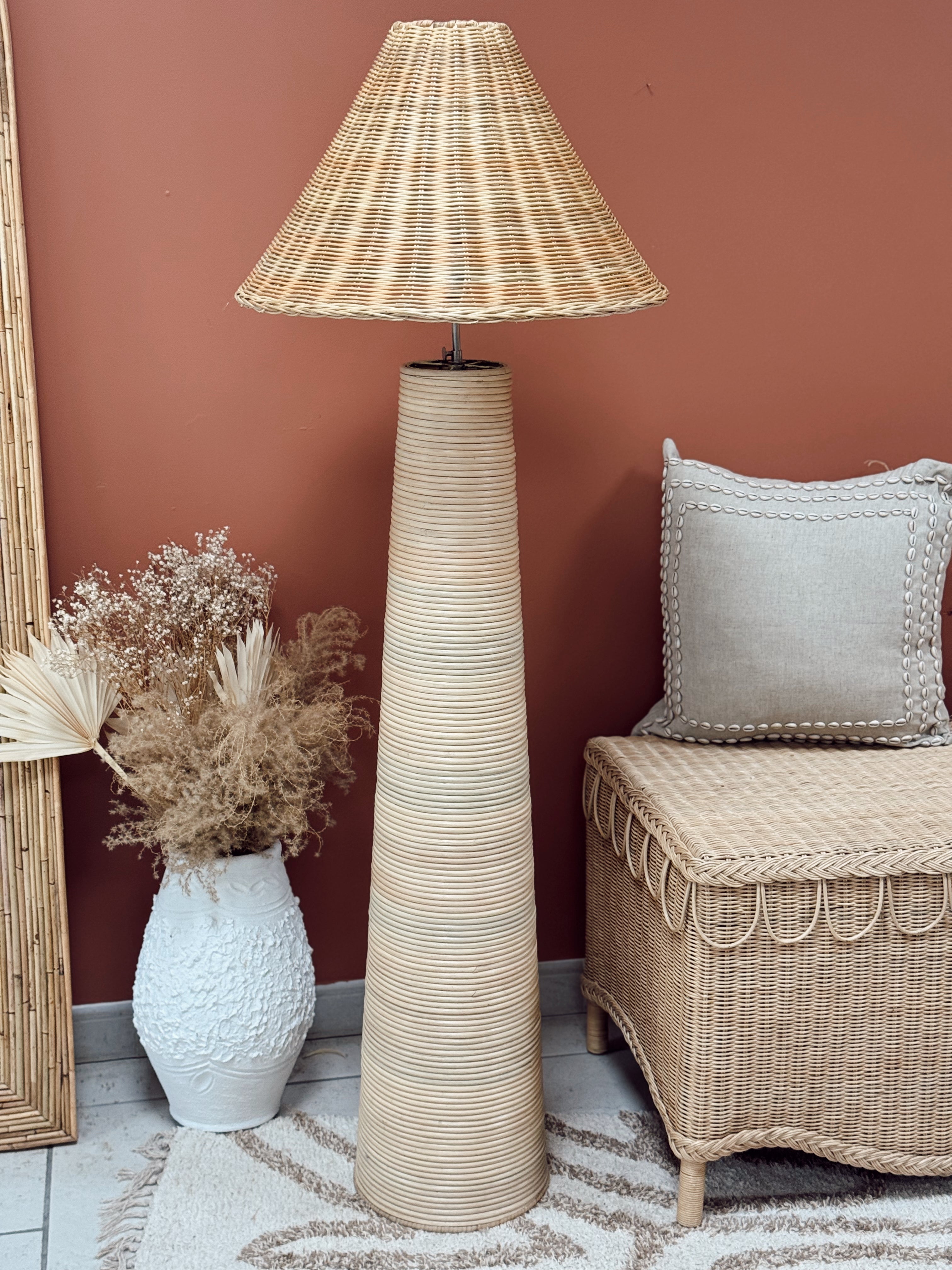 Lampadaire en rotin Totem