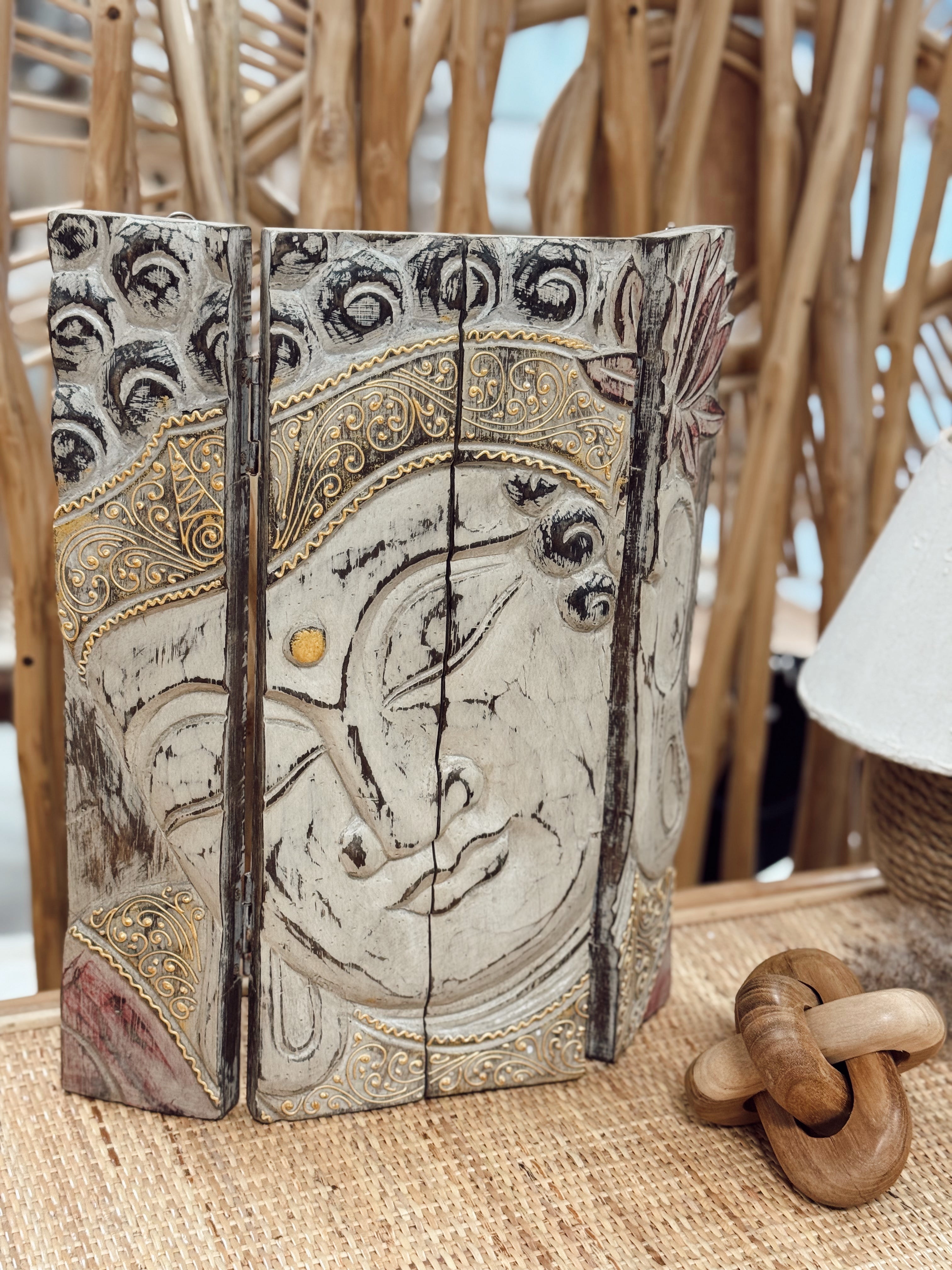 Panneau triptyque Rêve de Bouddha – Sculpture murale en bois peint