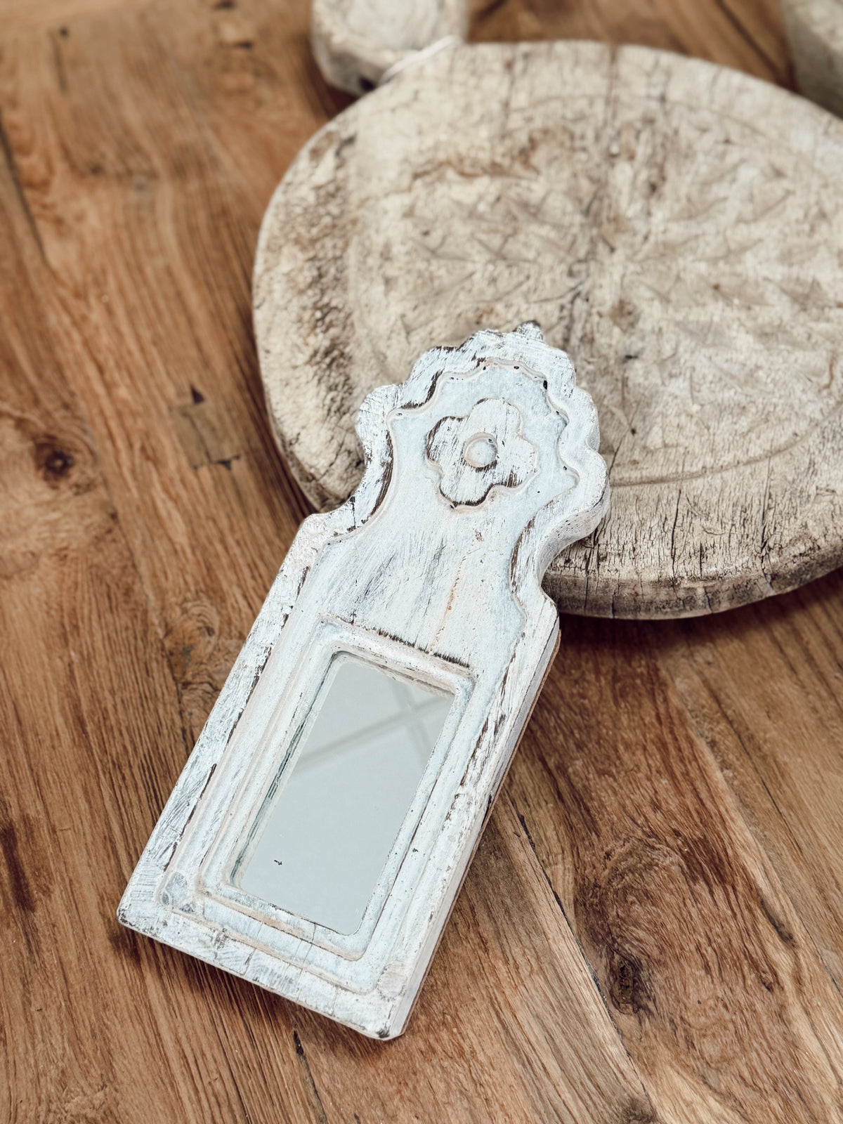 Miroir ancien en bois sculpté blanchi