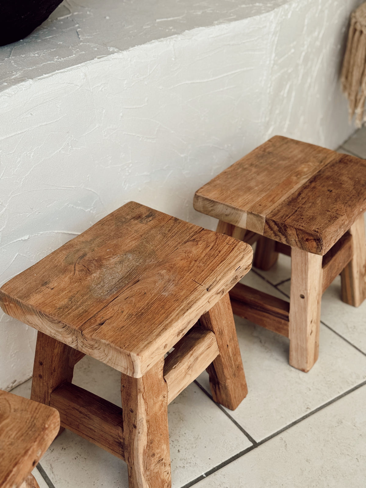 Tabouret en bois ancien brut