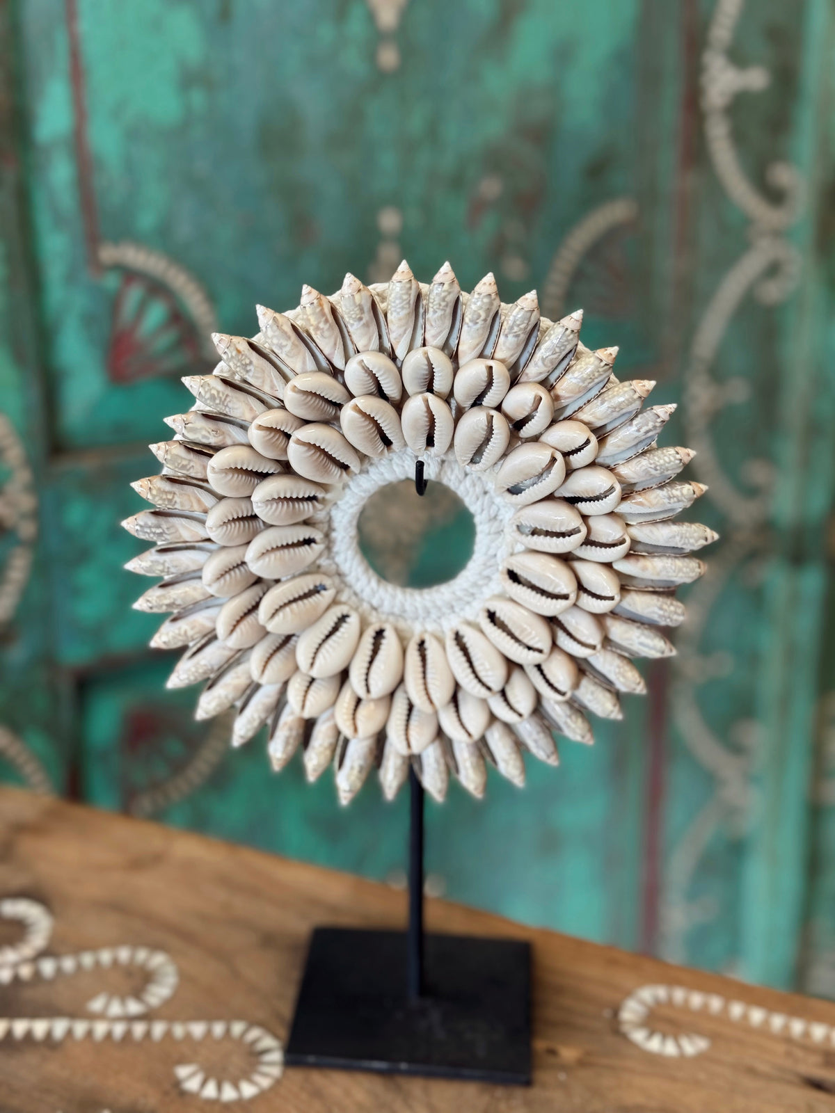 Décoration sur socle - Couronne en coquillages