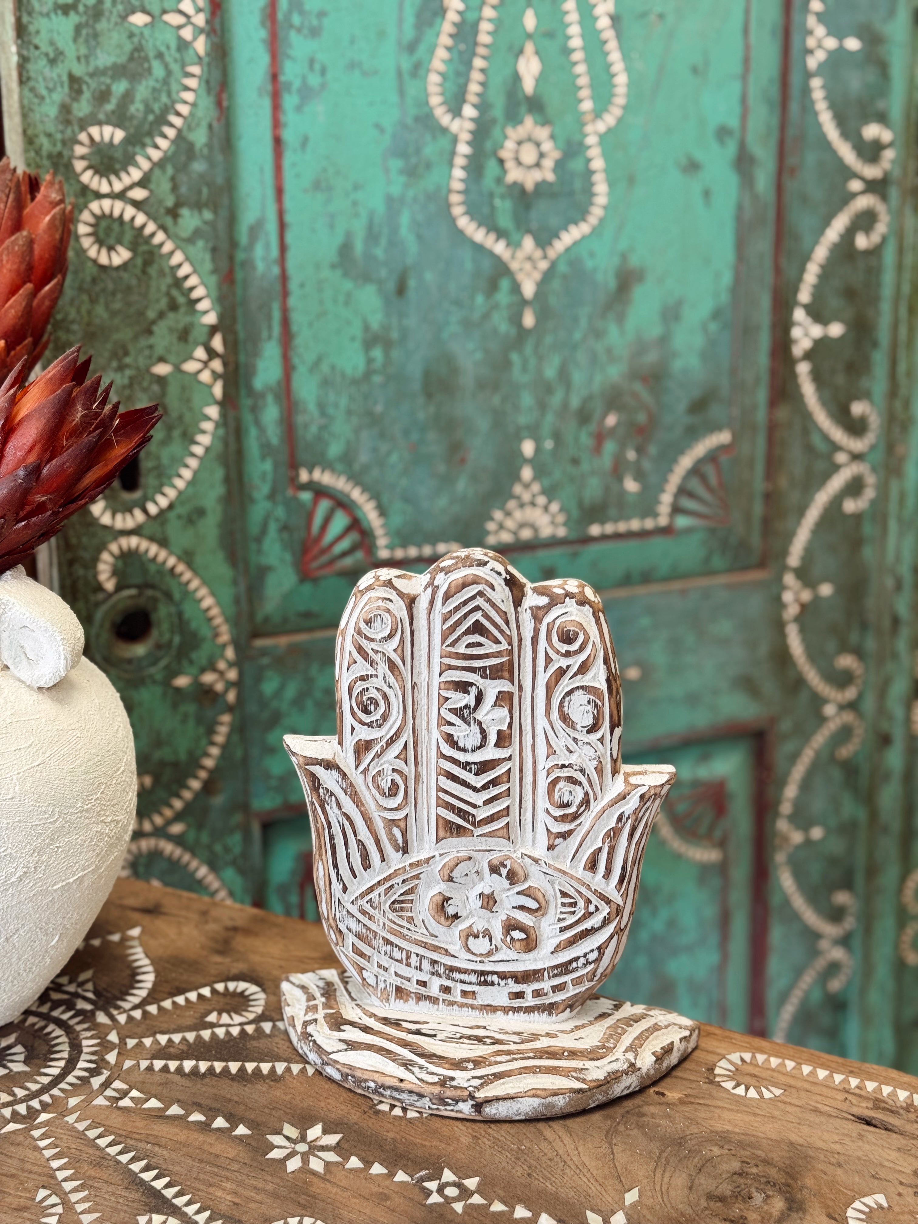 Main de protection en bois sur socle