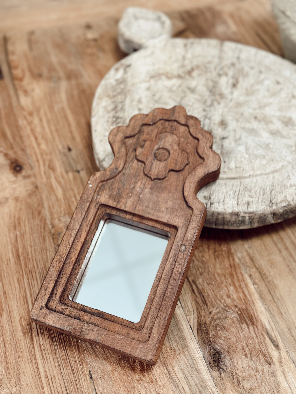 Miroir ancien en bois sculpté