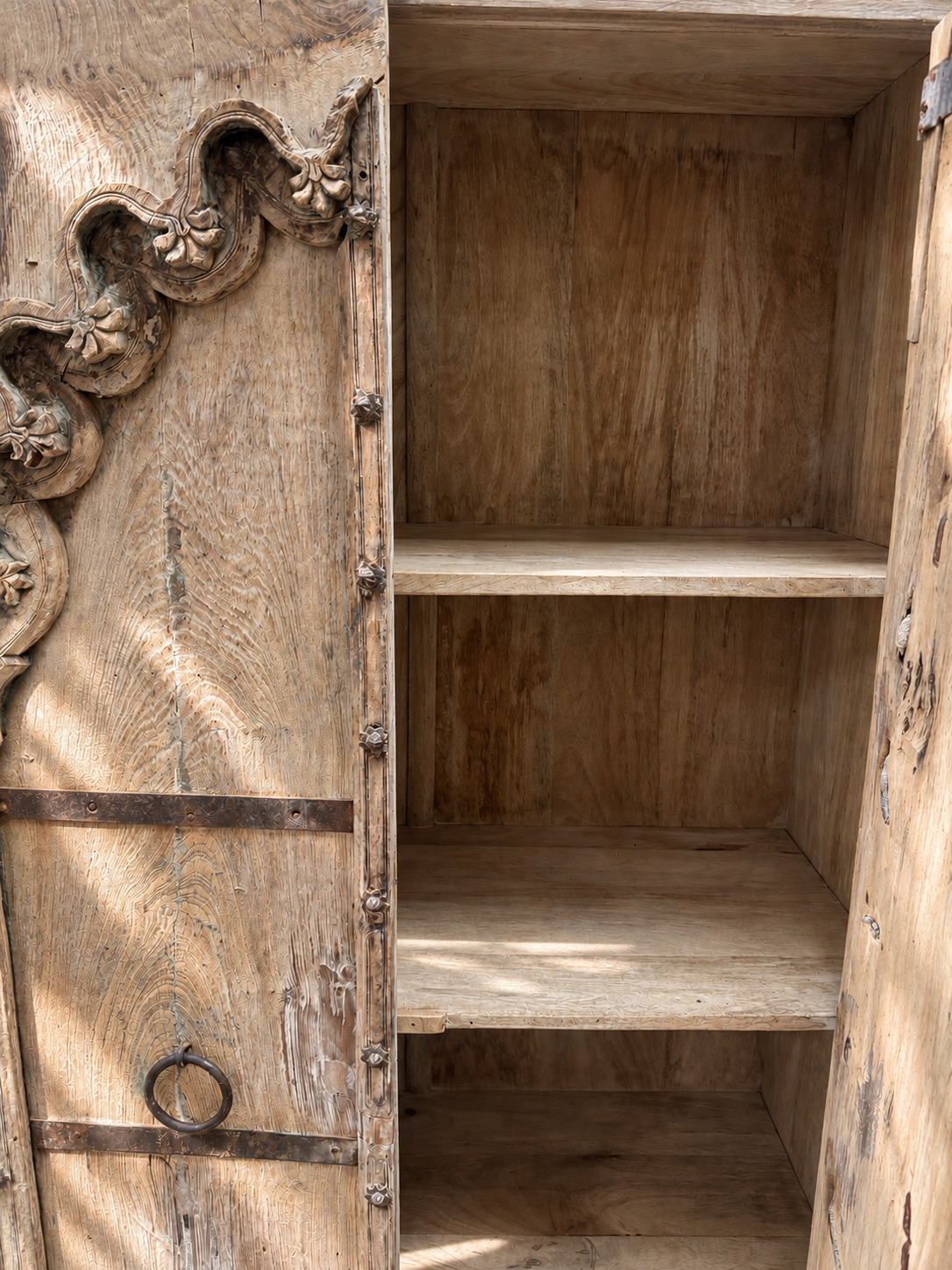 Armoire indienne ancienne en bois sculpté