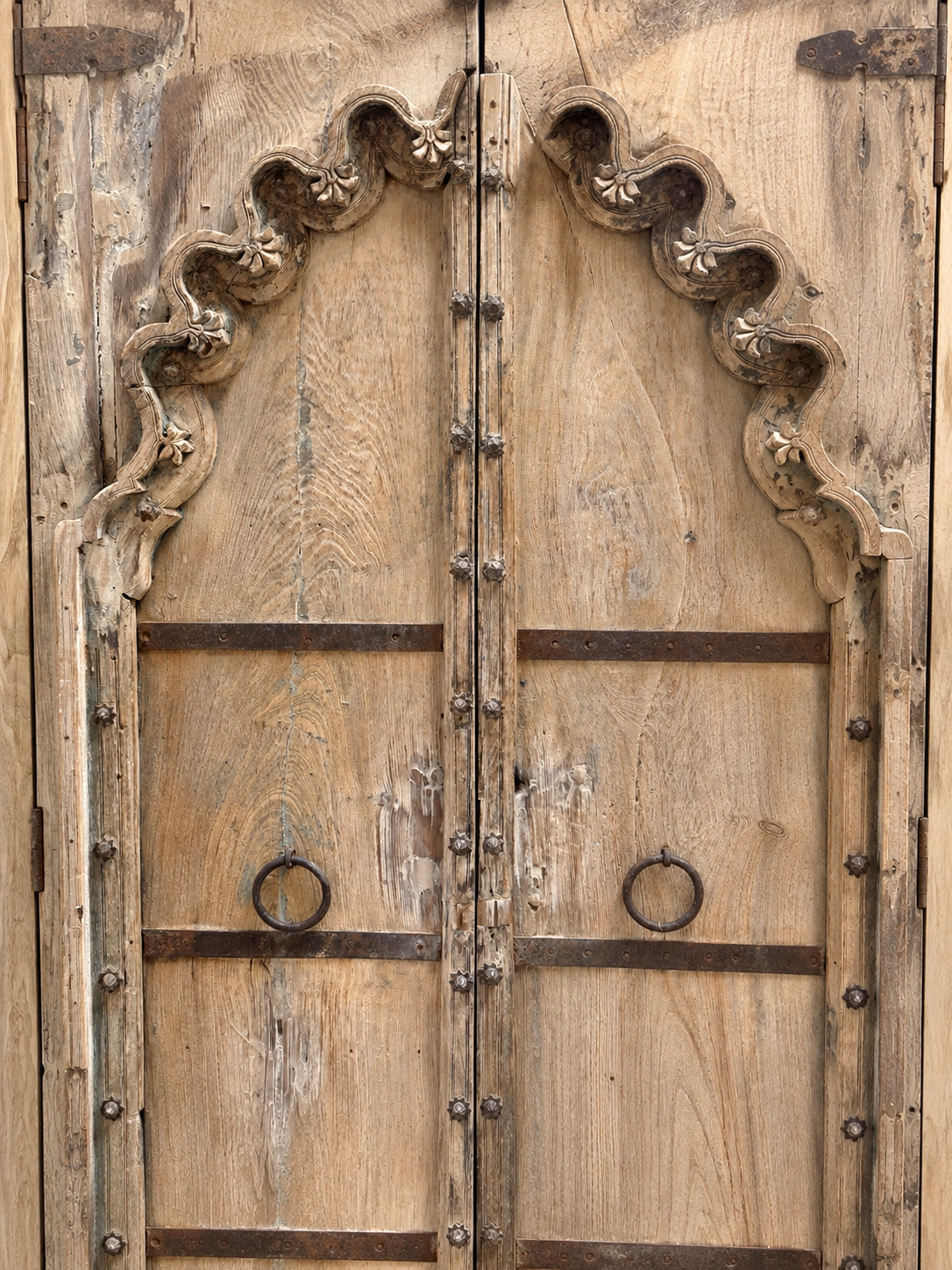 Armoire indienne ancienne en bois sculpté