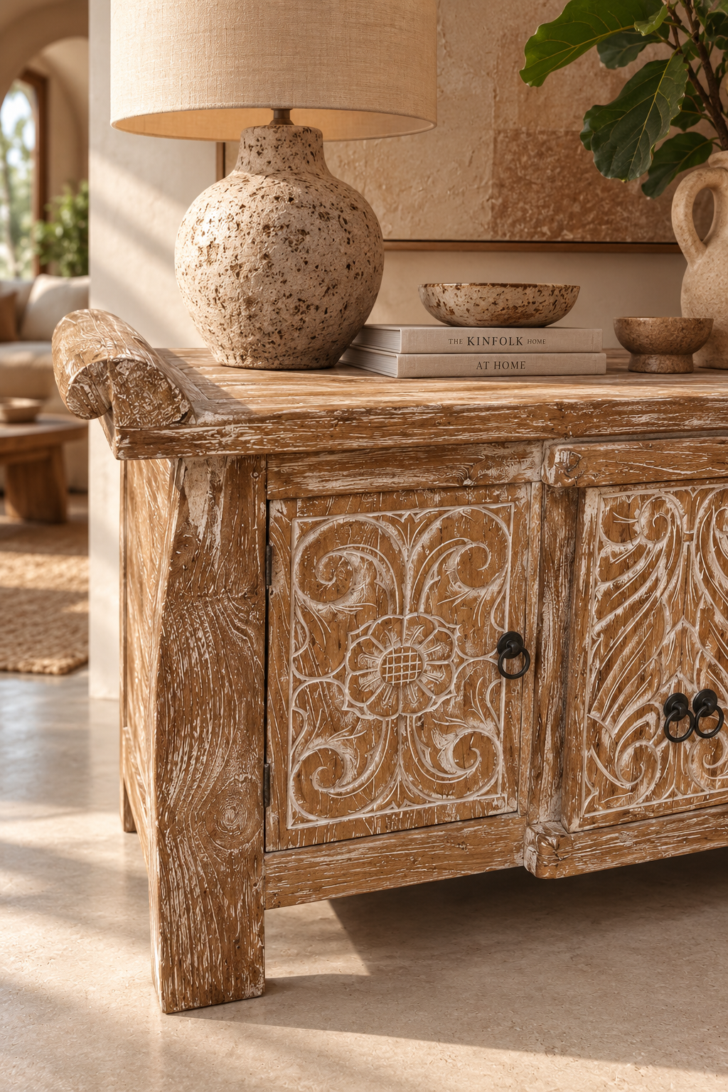 Buffet balinais en bois sculpté et patiné