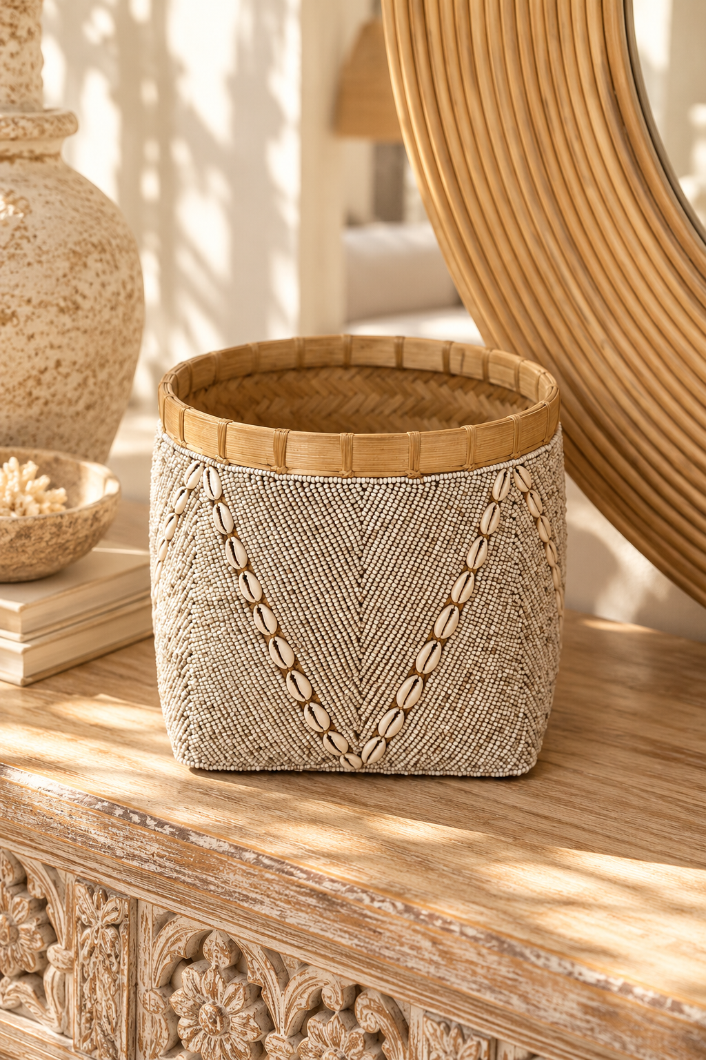 Panière décorative en perles et coquillages cauris