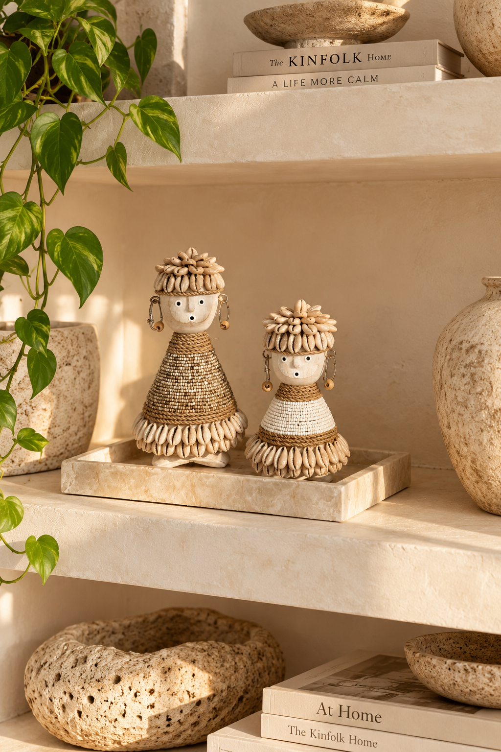 Statuettes bohèmes en coquillages cauris