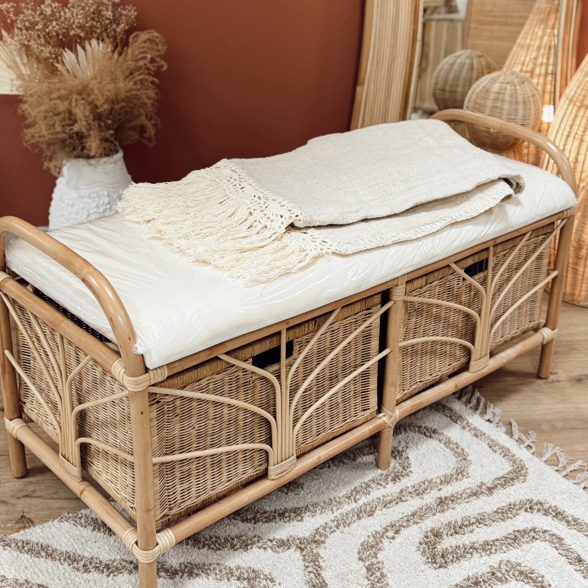 Banc en rotin avec tiroirs et coussin