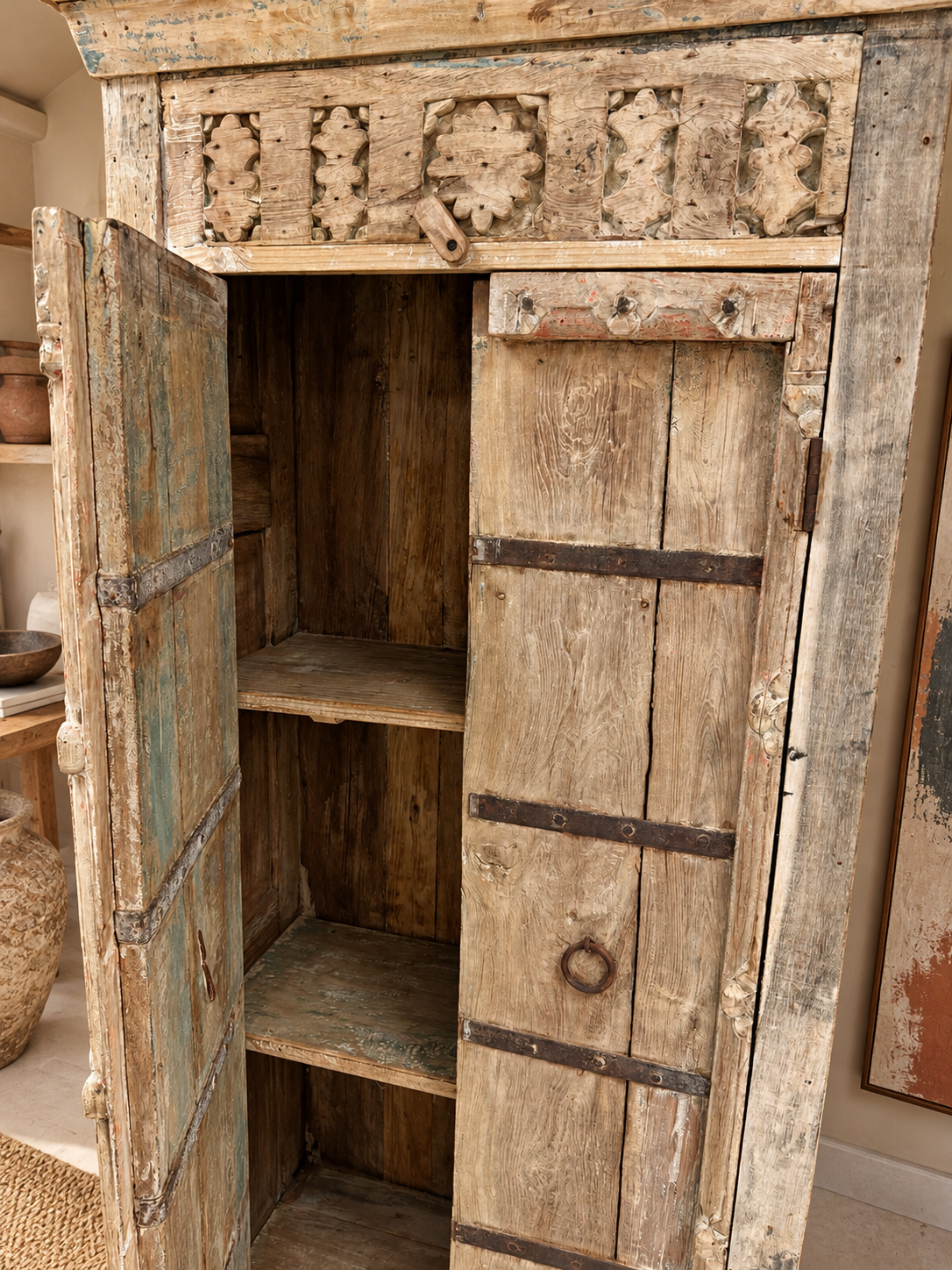 Armoire indienne ancienne en bois sculpté