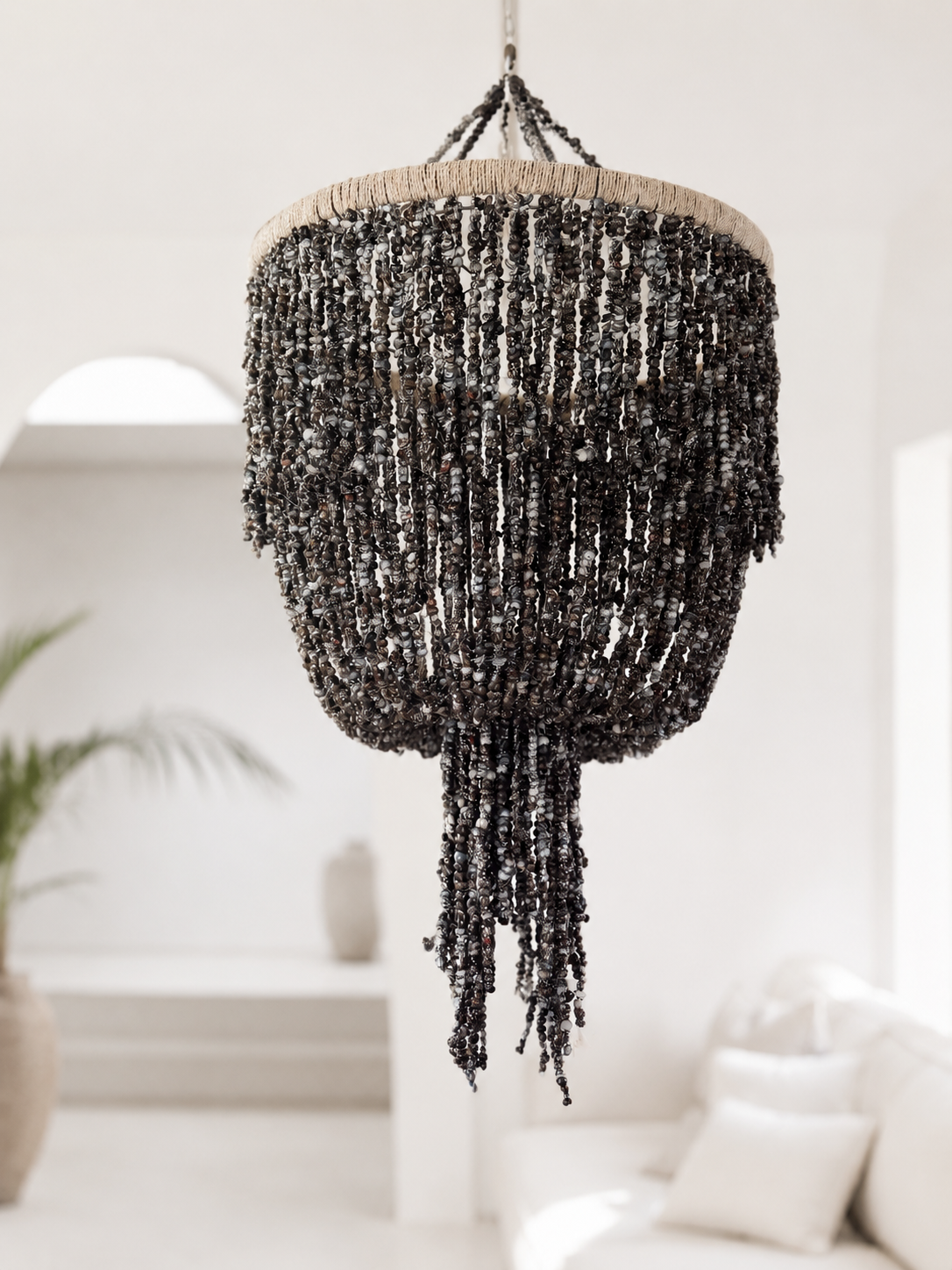Lustre noir en coquillages