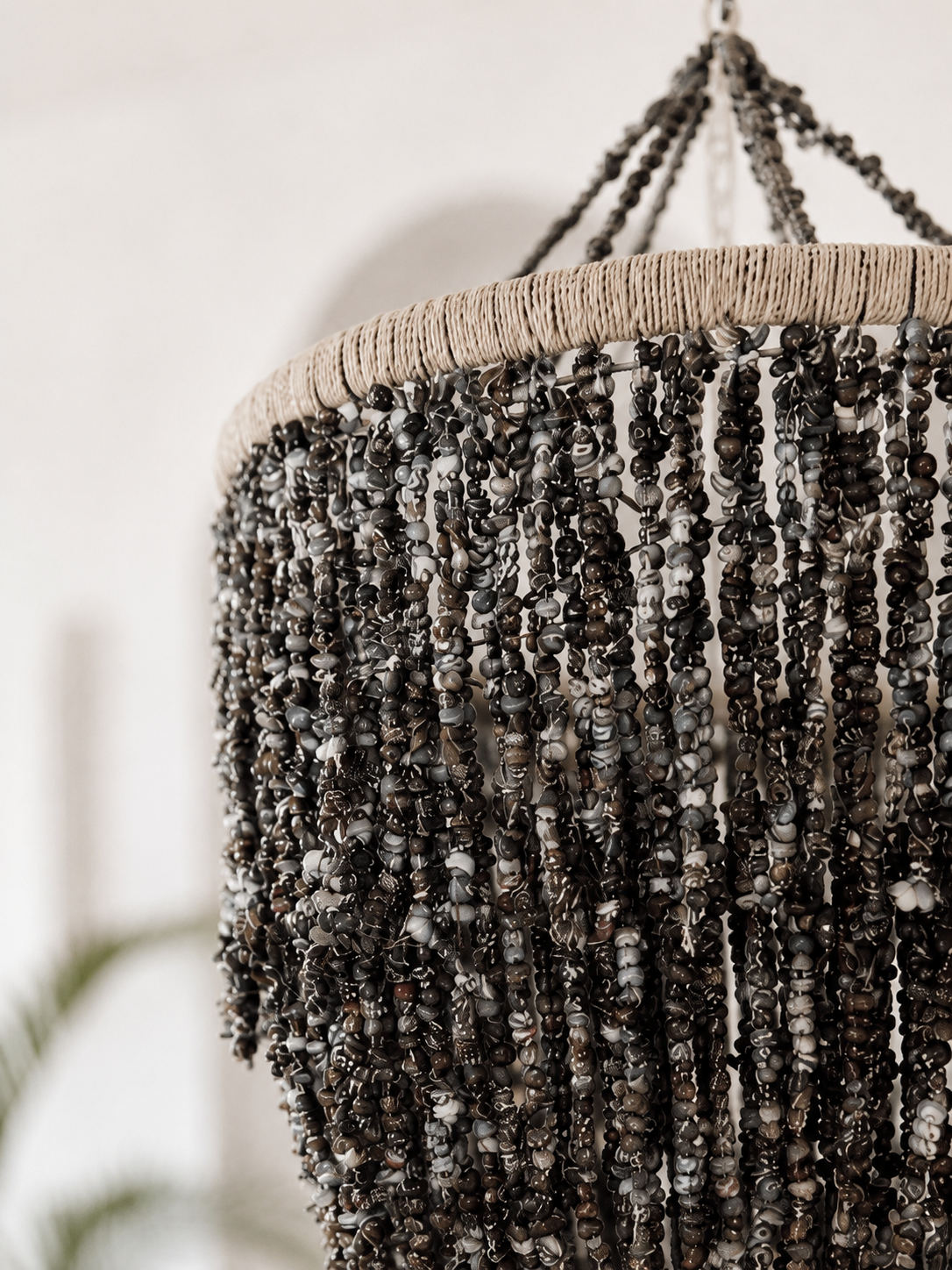 Lustre noir en coquillages
