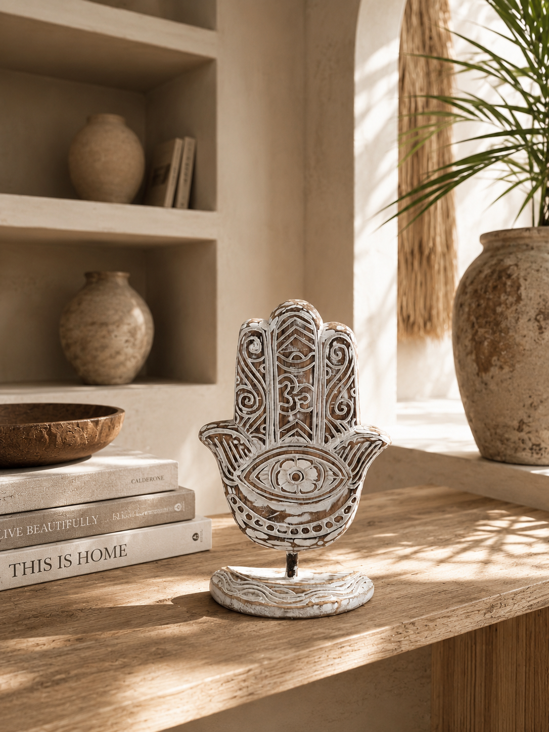 Main de protection en bois sur socle