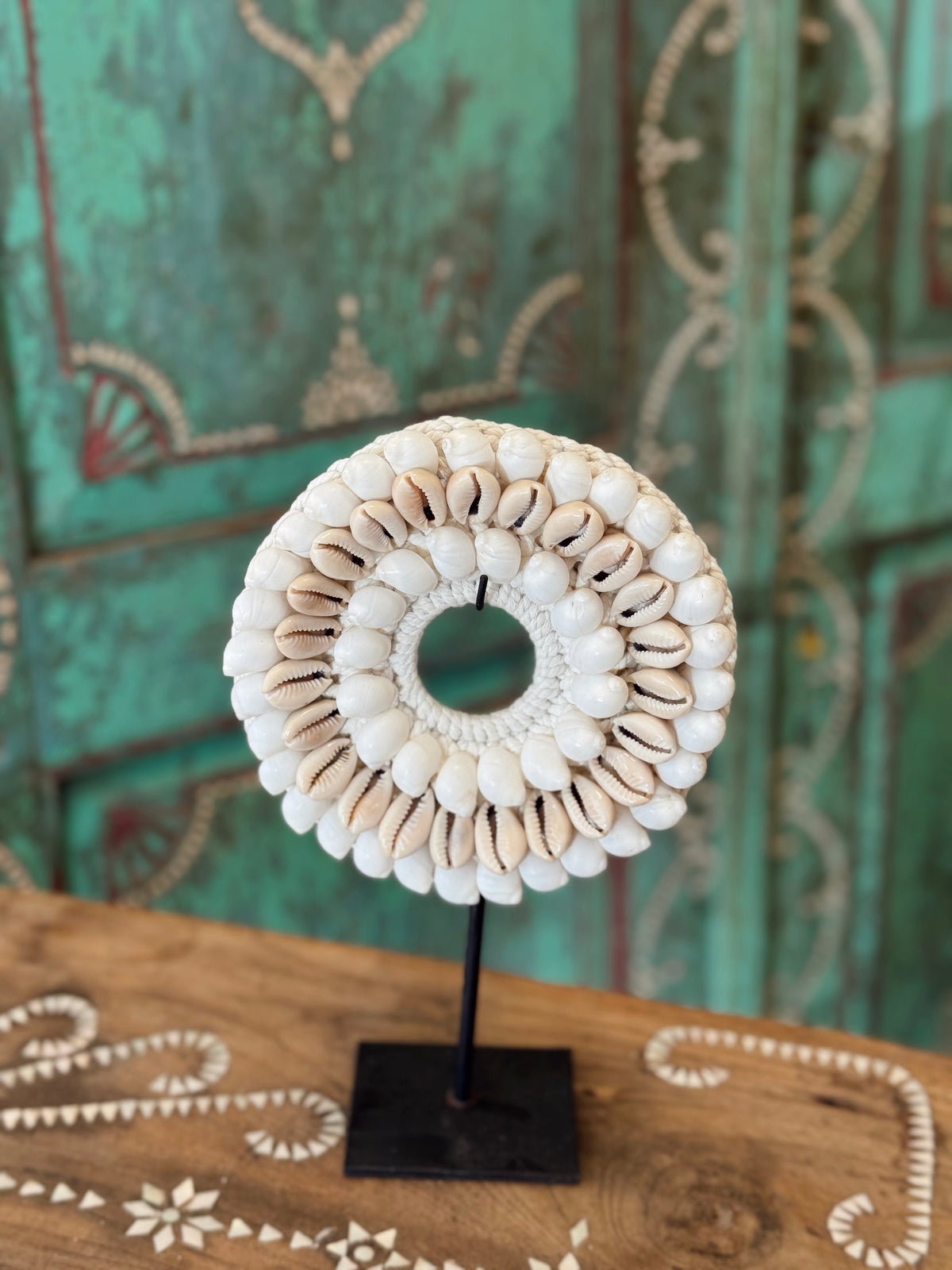 Décoration sur socle - Couronne en coquillages