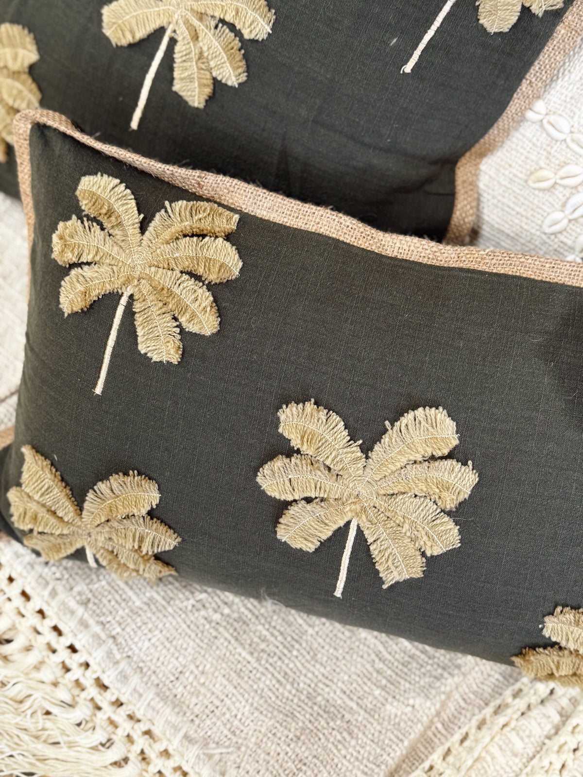 Housses de coussins brodés
