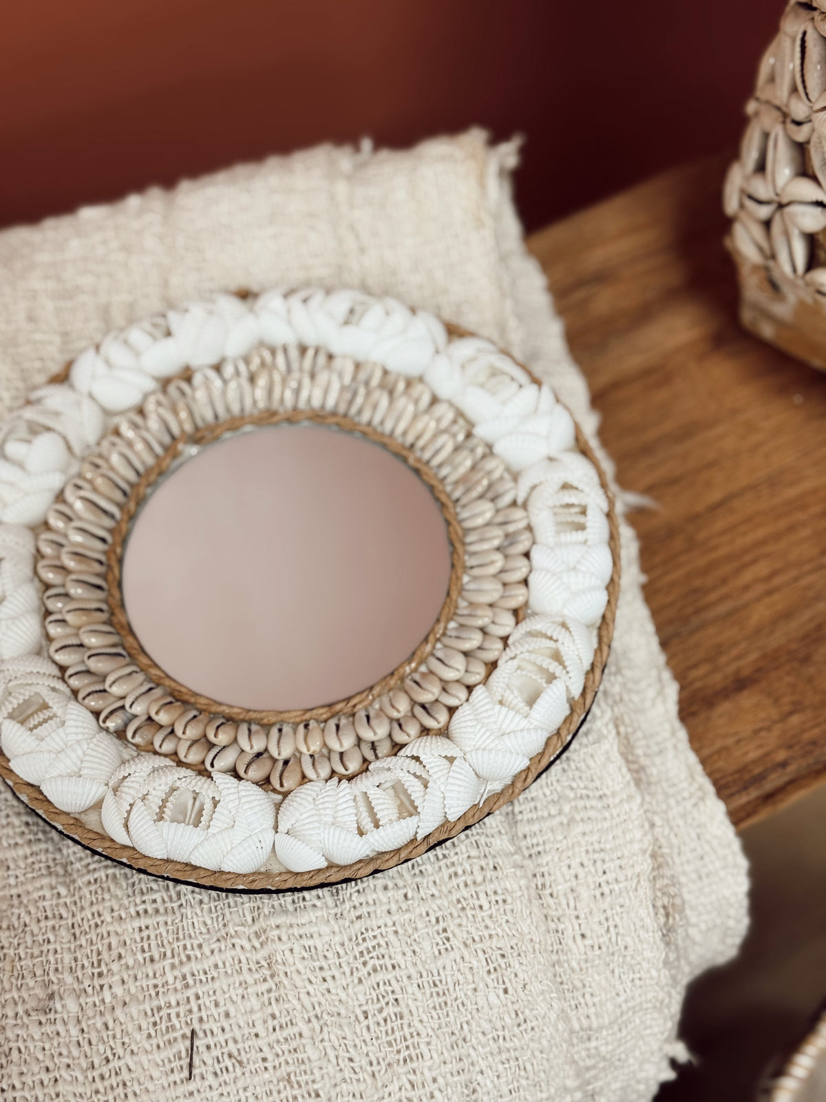 Miroir rond décoratif en coquillages