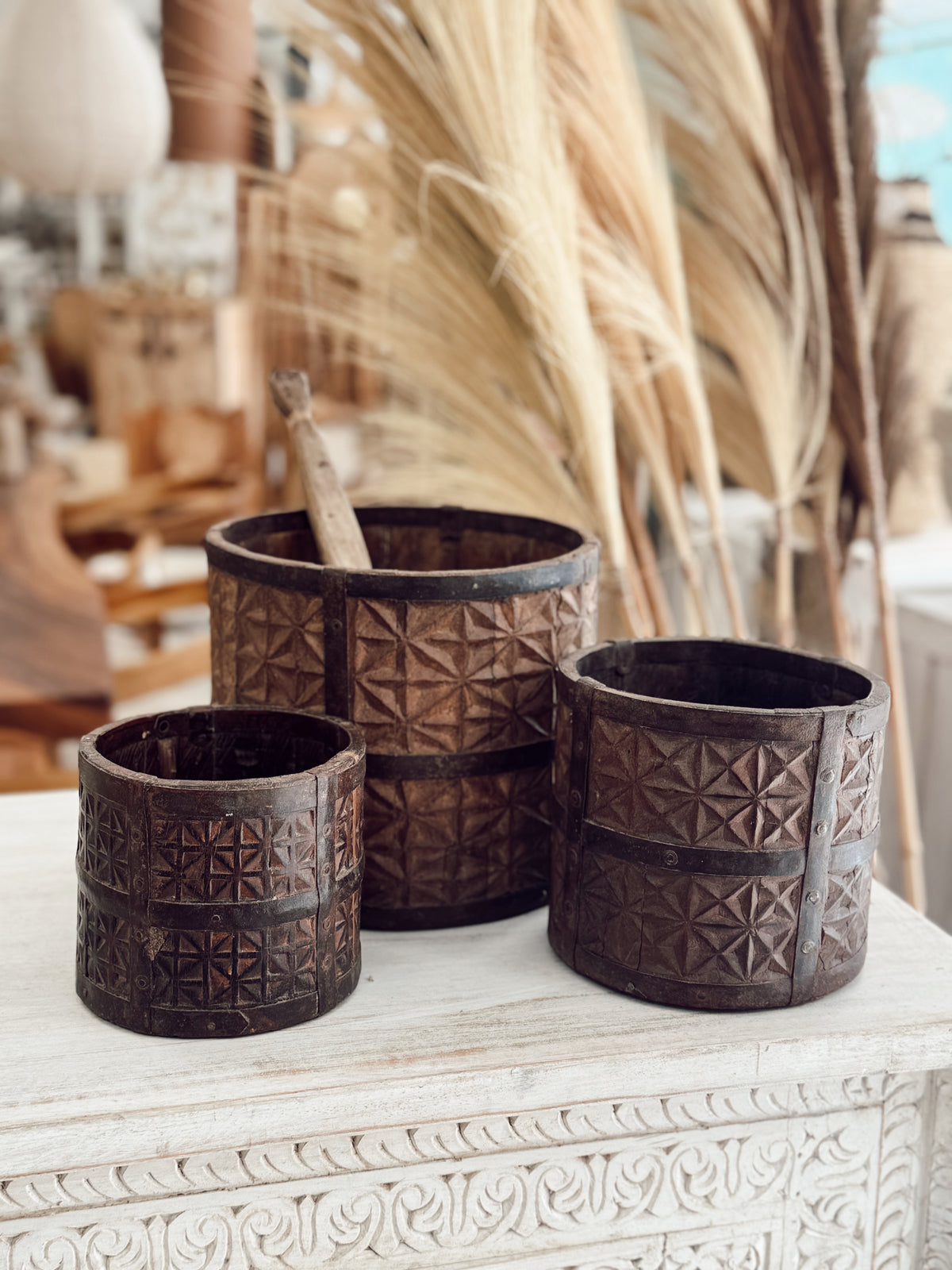 Pots anciens en bois sculpté