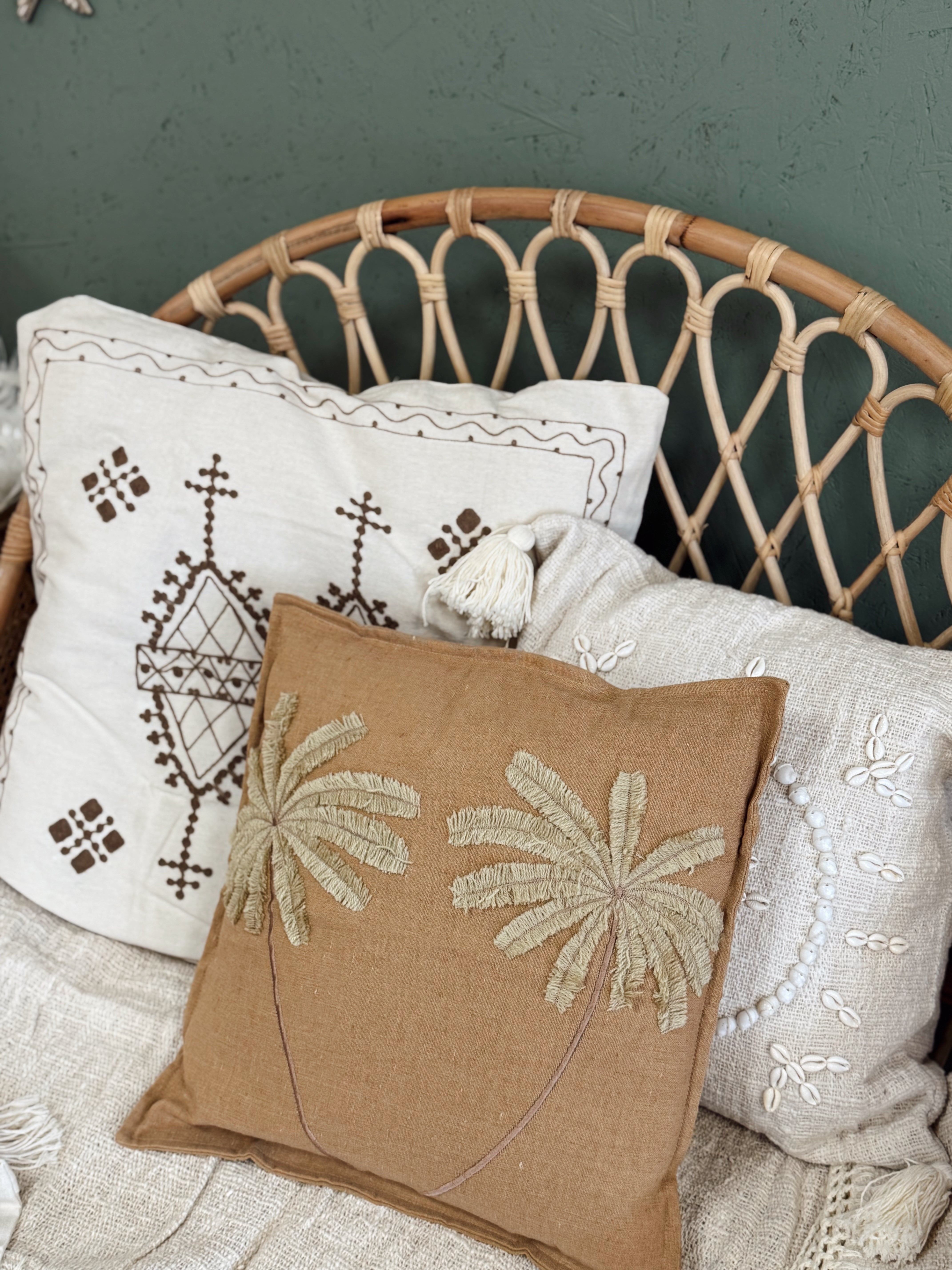 Housses de coussins brodés