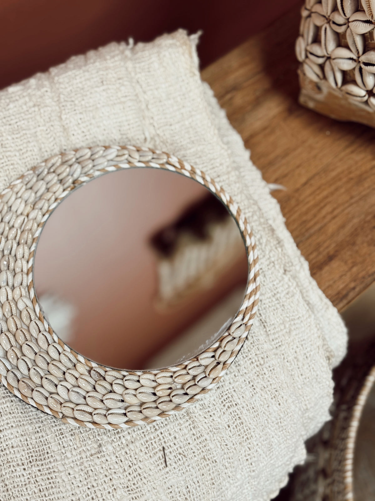 Miroir rond décoratif en coquillages