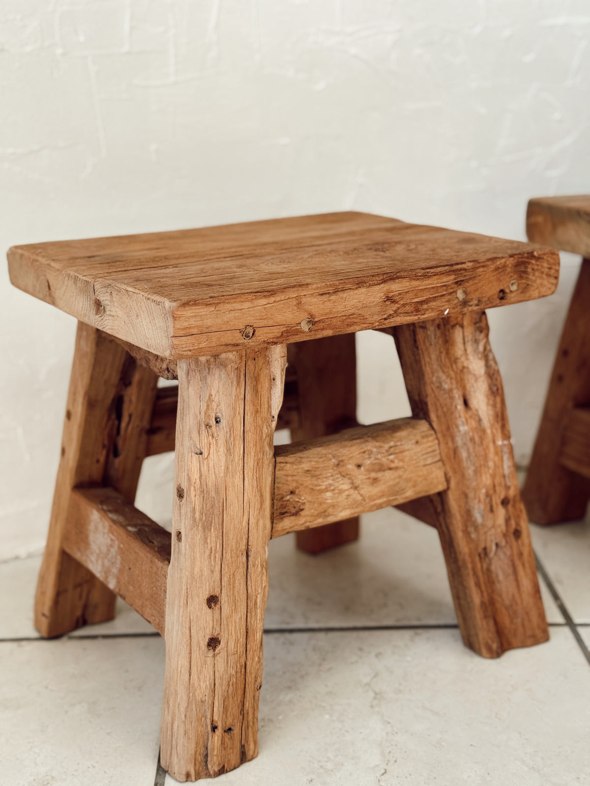 Tabouret en bois ancien brut