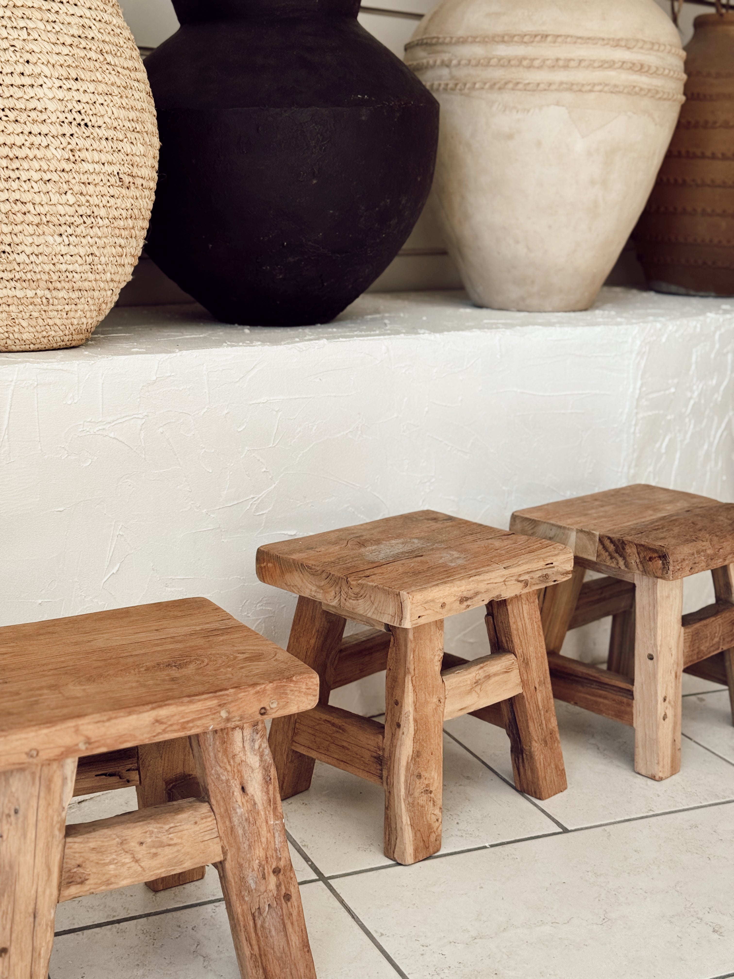 Tabouret en bois ancien brut
