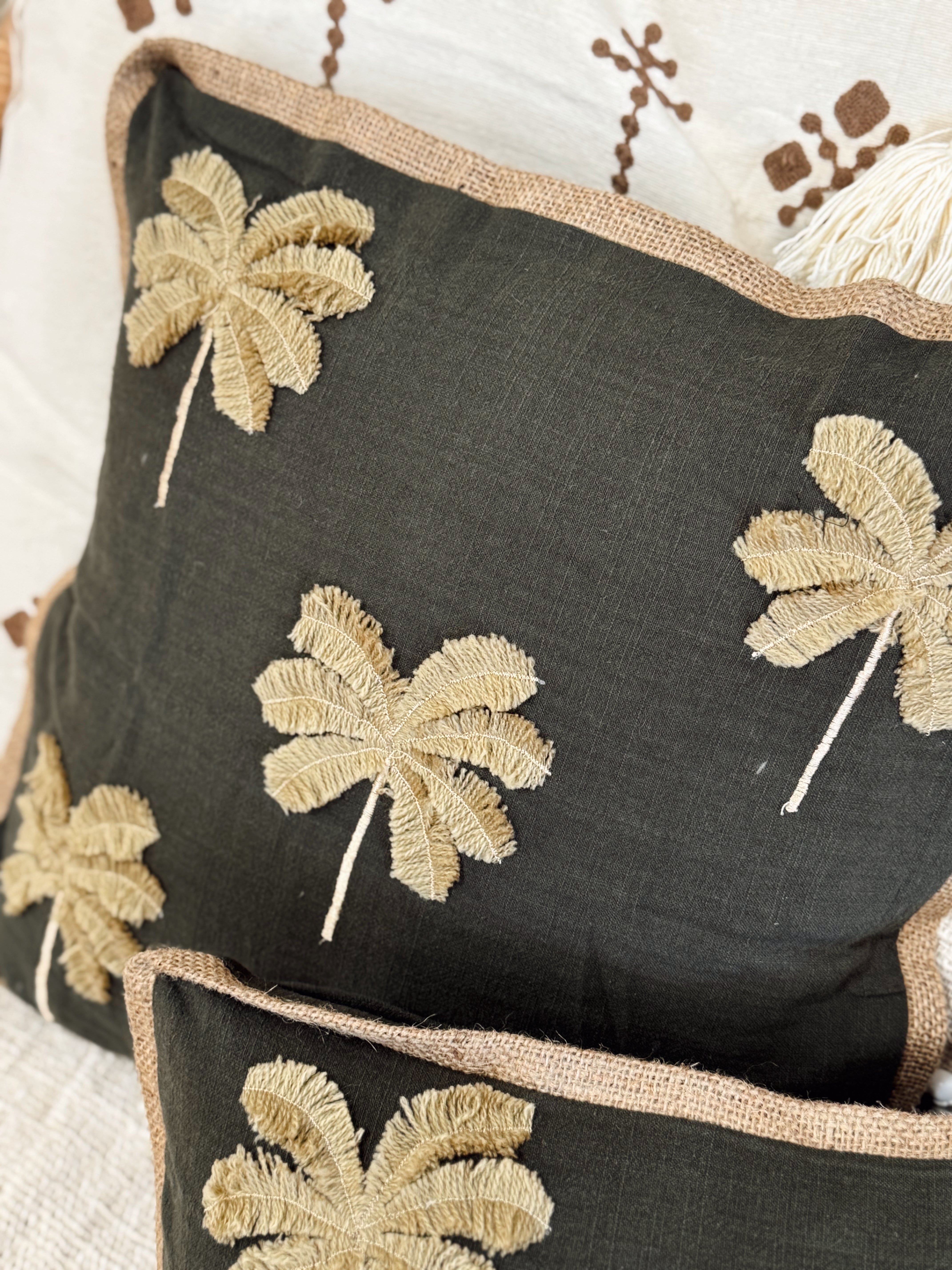Housses de coussins brodés