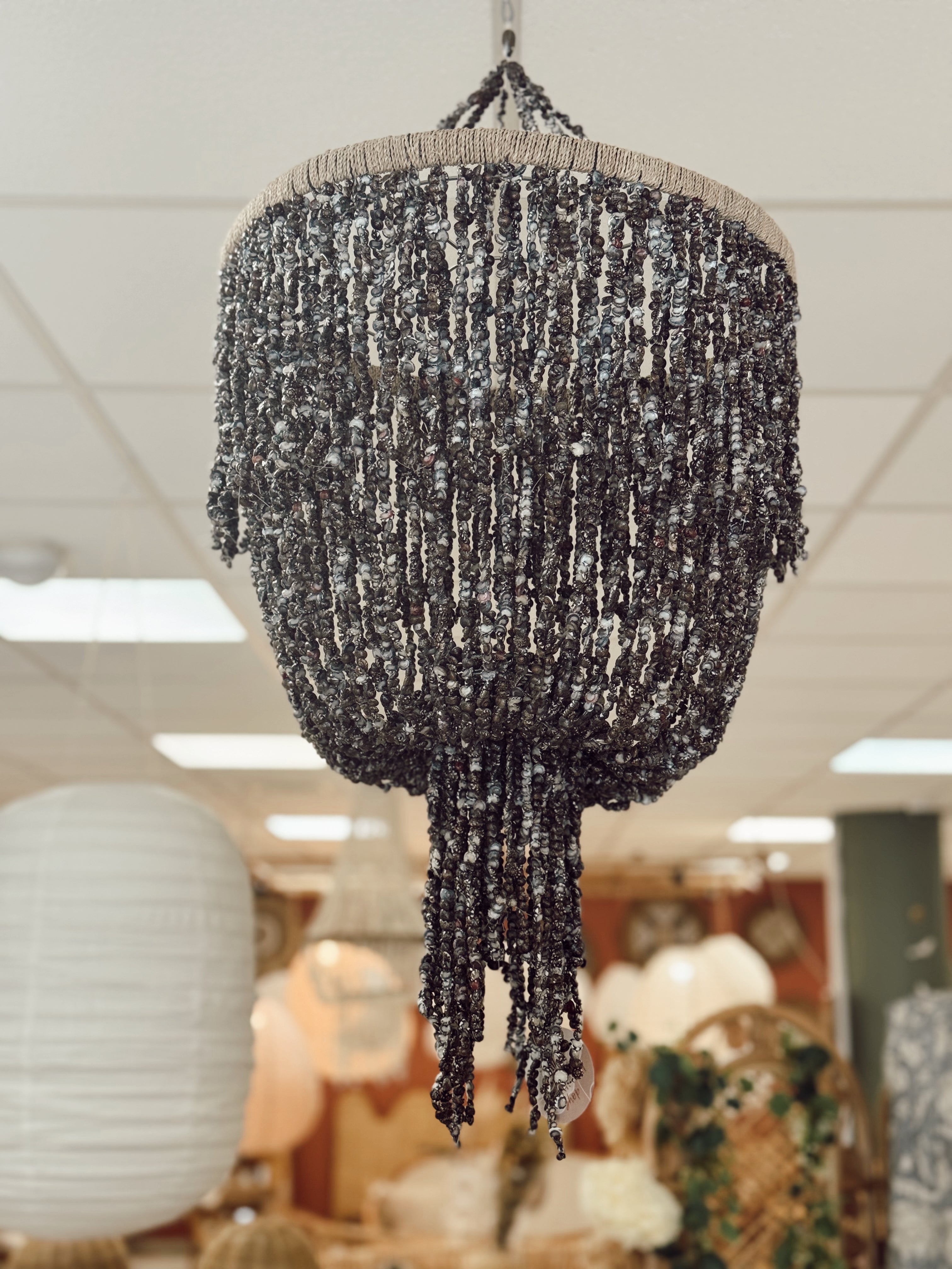 Lustre noir en coquillages