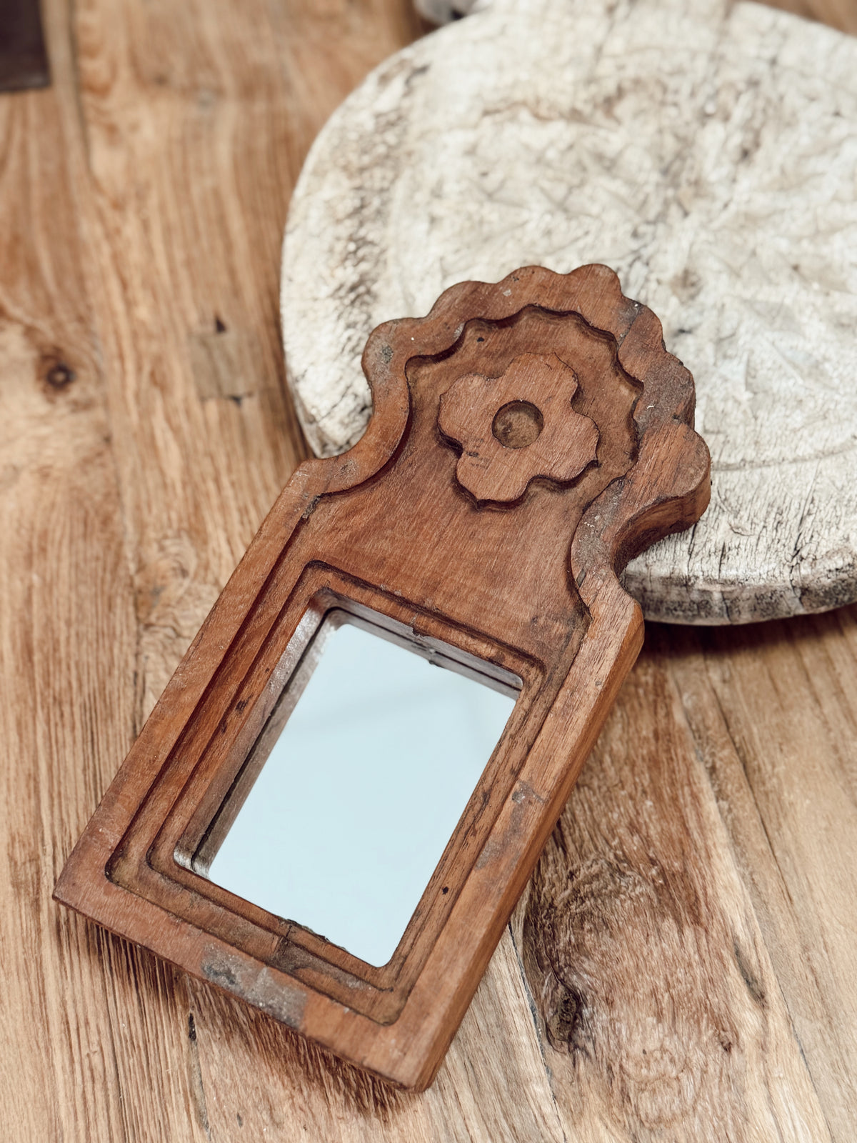 Miroir ancien en bois sculpté