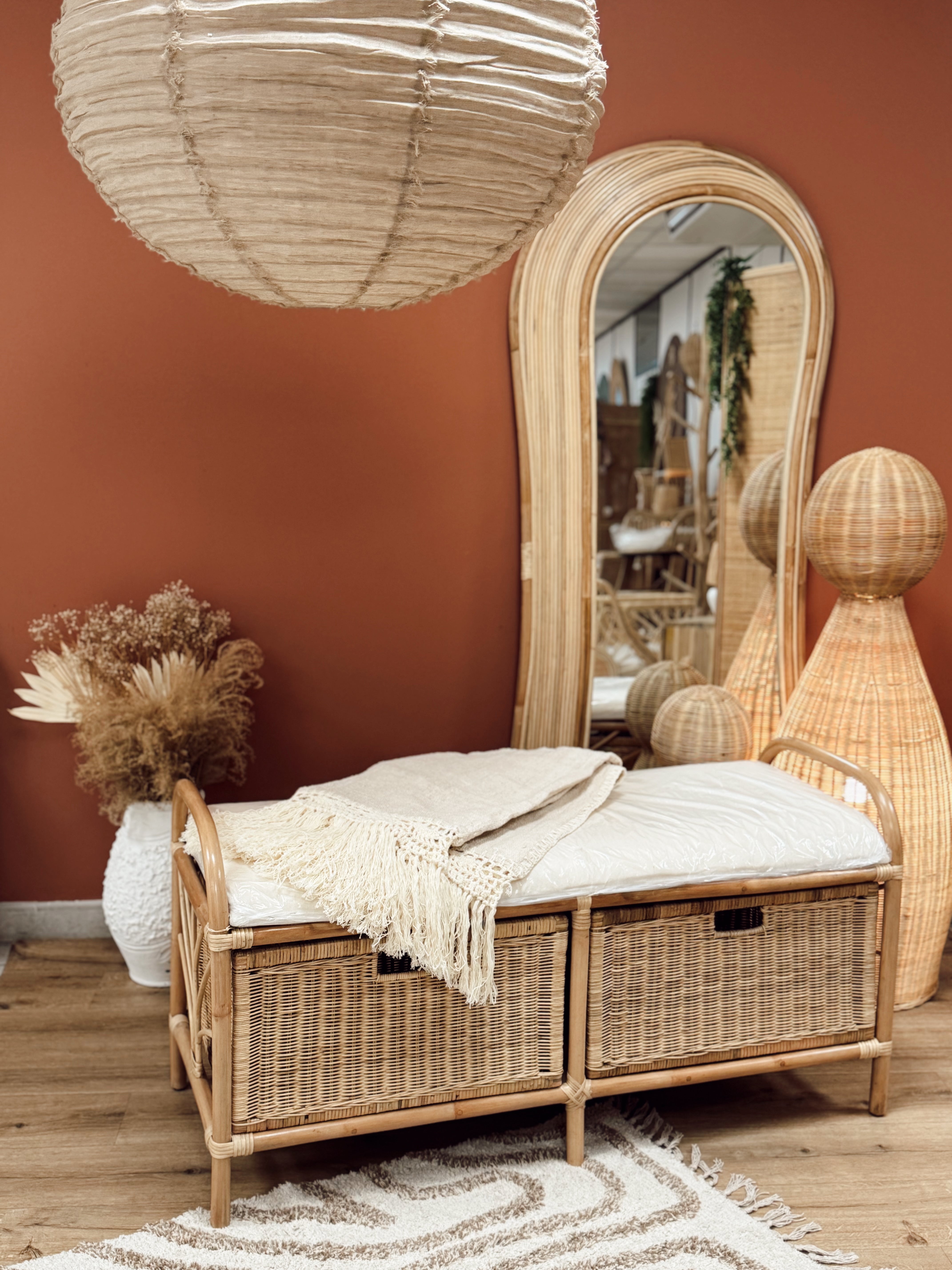Banc en rotin avec tiroirs et coussin