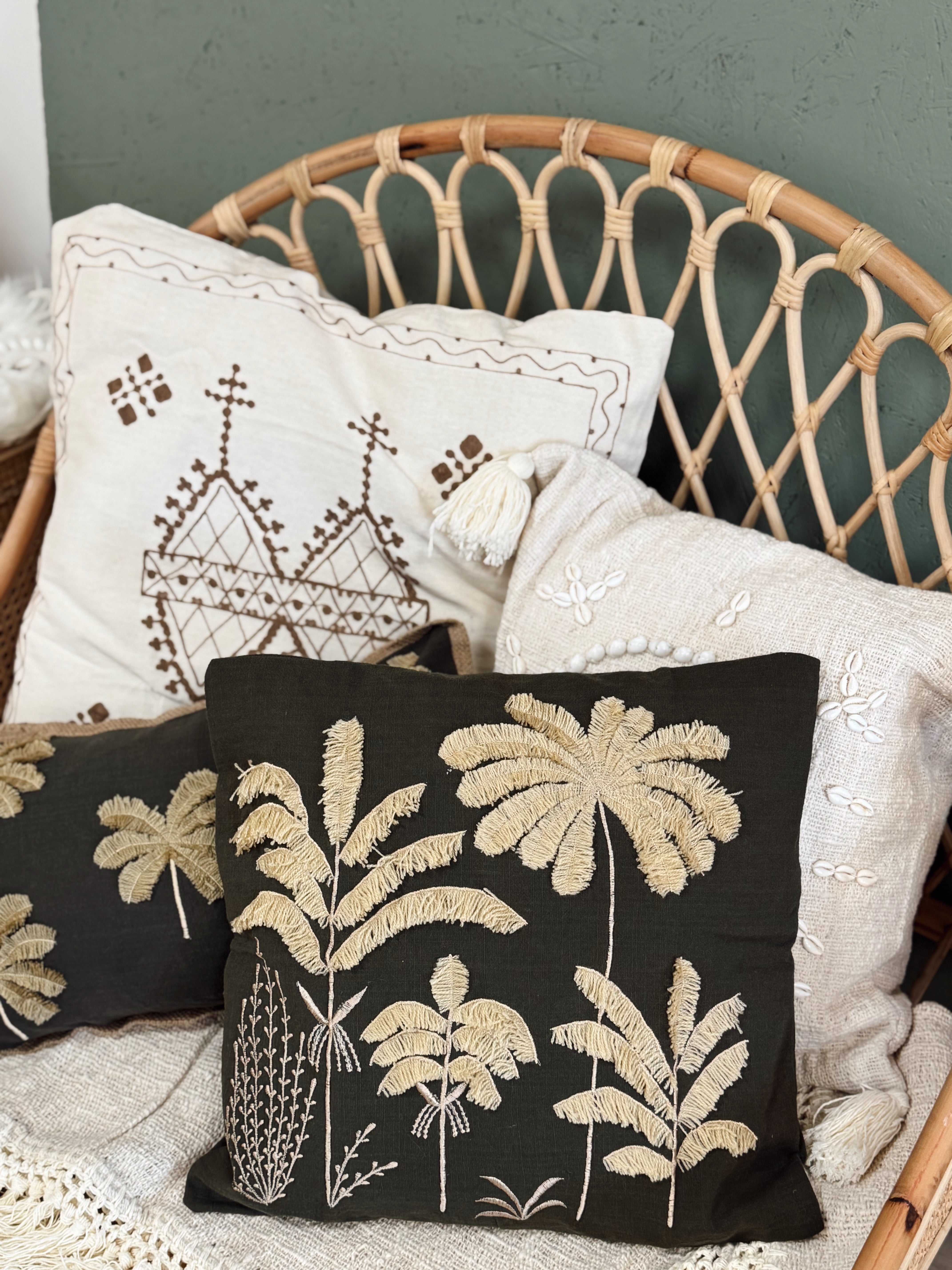 Housses de coussins brodés