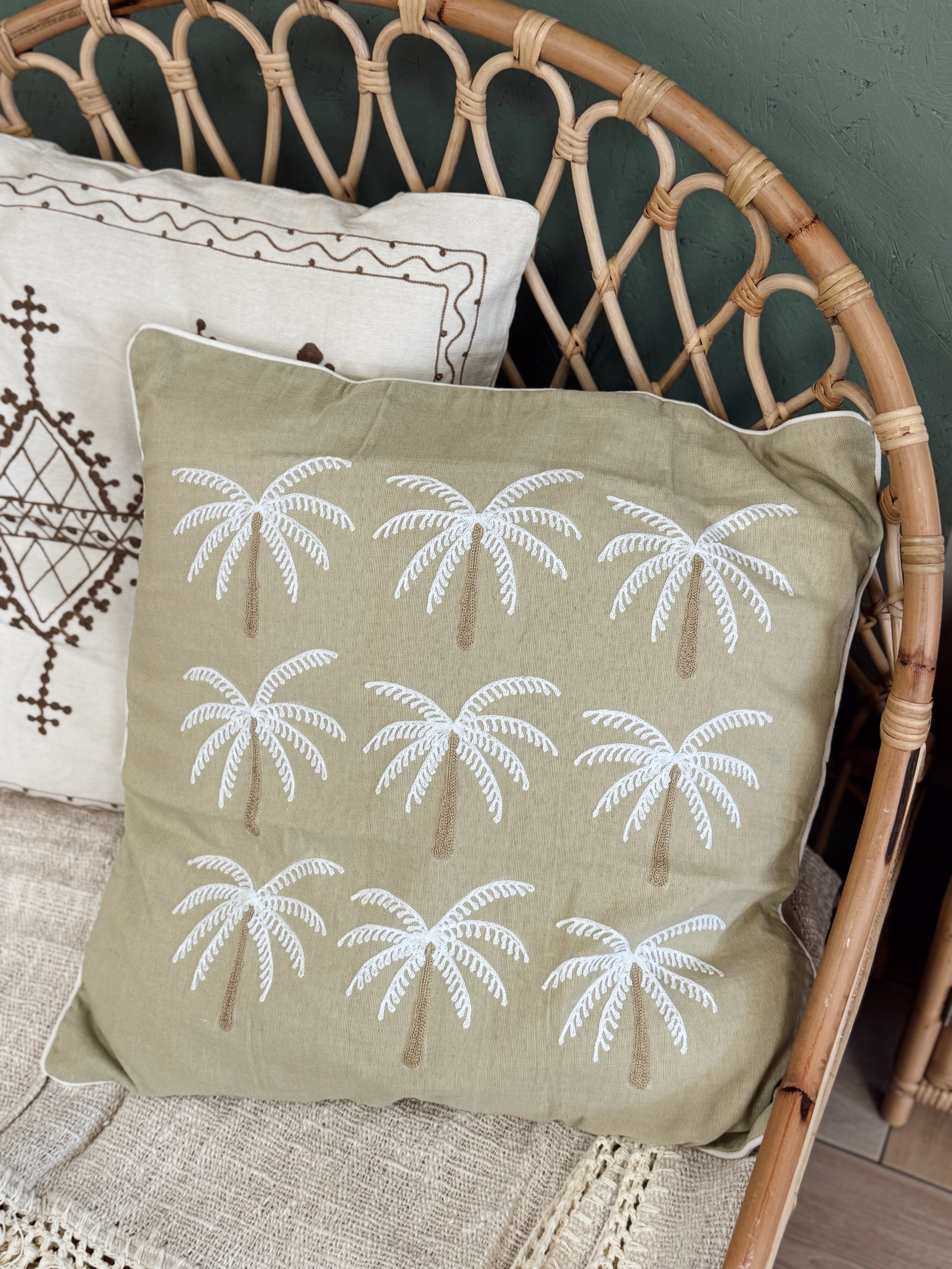Housses de coussins brodés