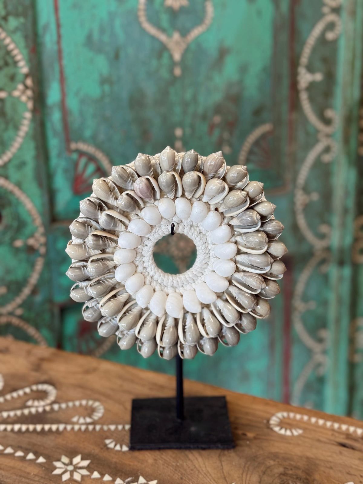 Décoration sur socle - Couronne en coquillages