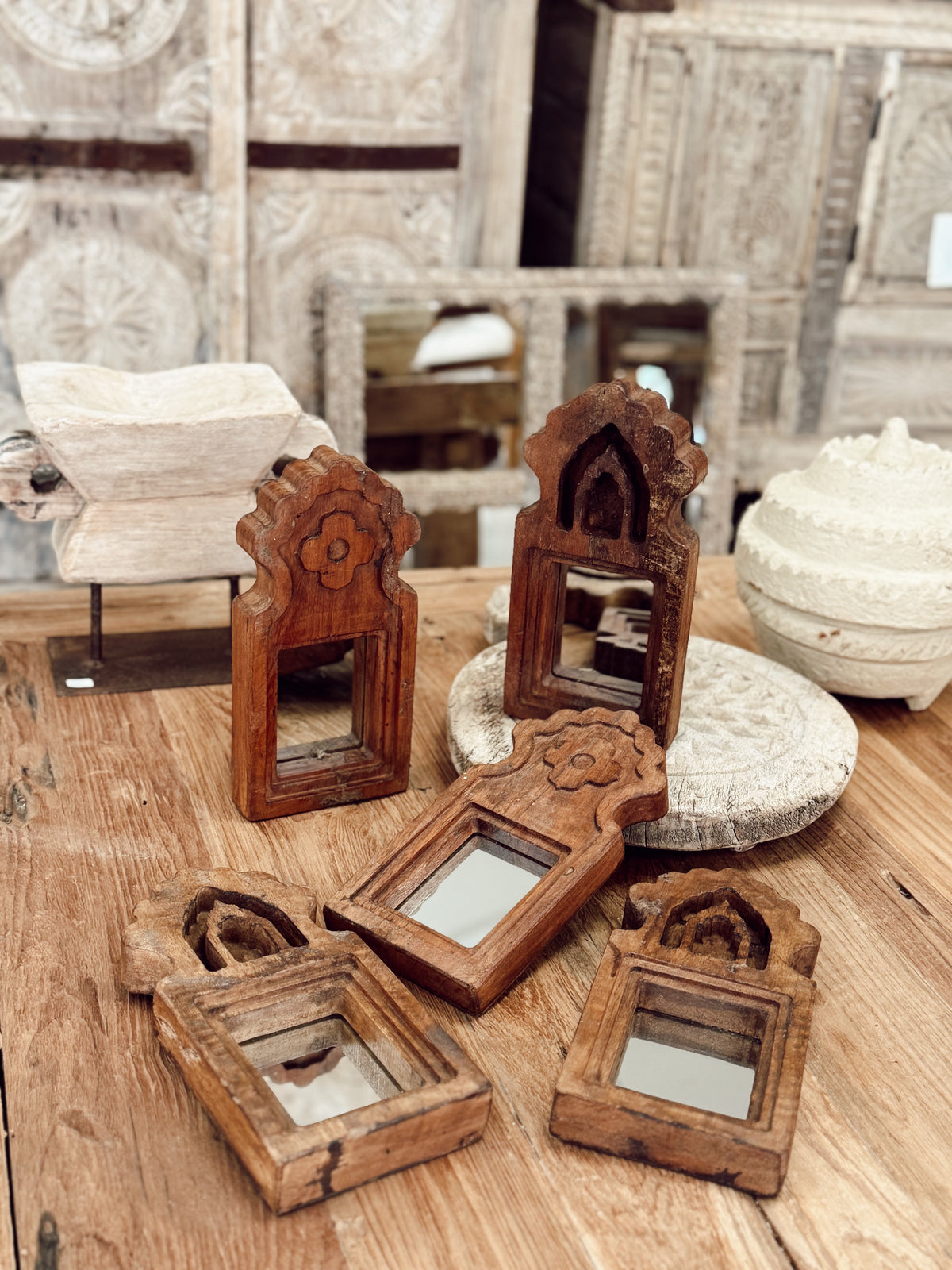 Miroir ancien en bois sculpté
